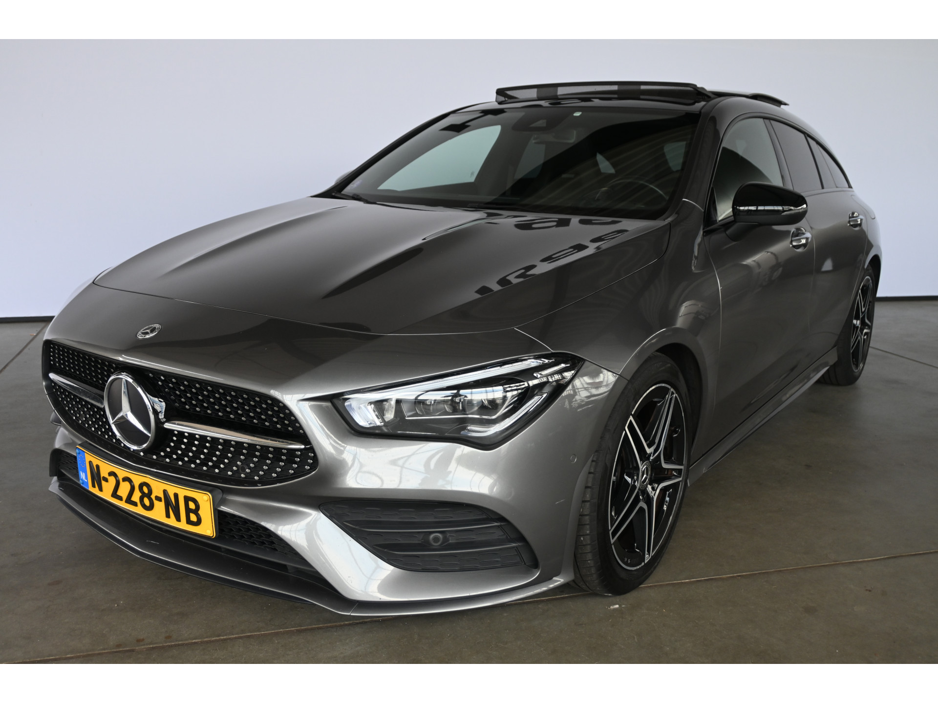 Mercedes-Benz CLA-klasse Shooting Brake 180 Automaat Business Solution AMG Clima Panoramadak Widescreen Sfeer LED Rijklaarprijs! Inruil Mogelijk!