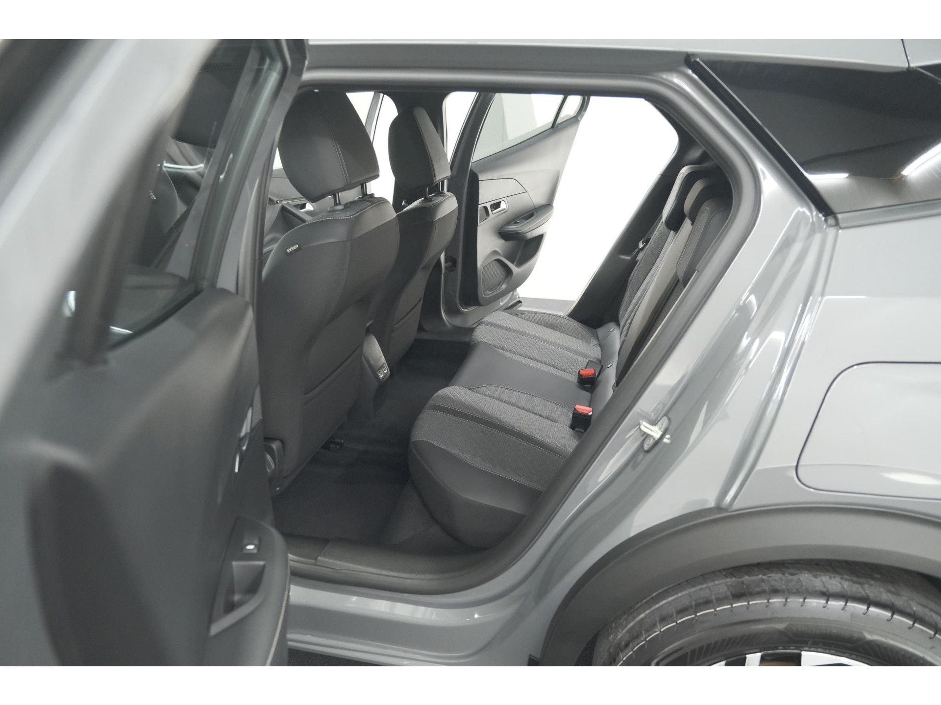 Peugeot 2008 Hybrid 145 e-DCS6 Allure | 360 Camera | Adaptieve Cruise Control | Dodehoekdetectie | Navigatie