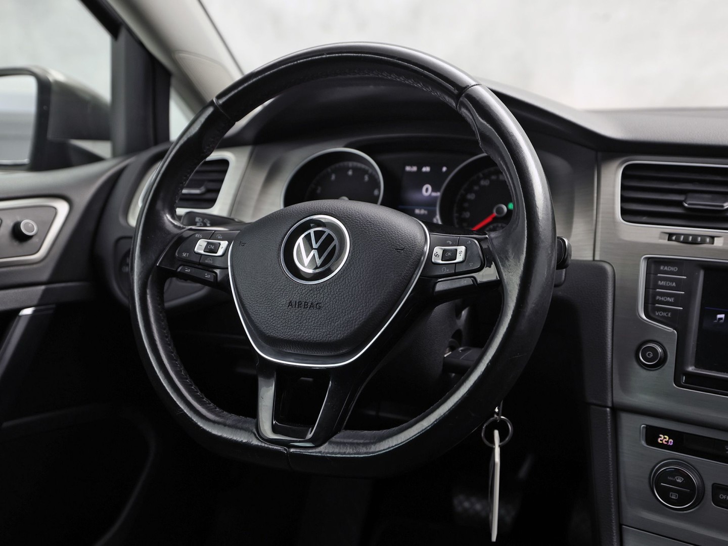 Volkswagen Golf 1.0 TSI Sportline Automaat (APPLE CARPLAY, NAVIGATIE, CAMERA, CLIMATE, SPORTSTOELEN, GETINT GLAS, LM VELGEN, CRUISE, NIEUWSTAAT)