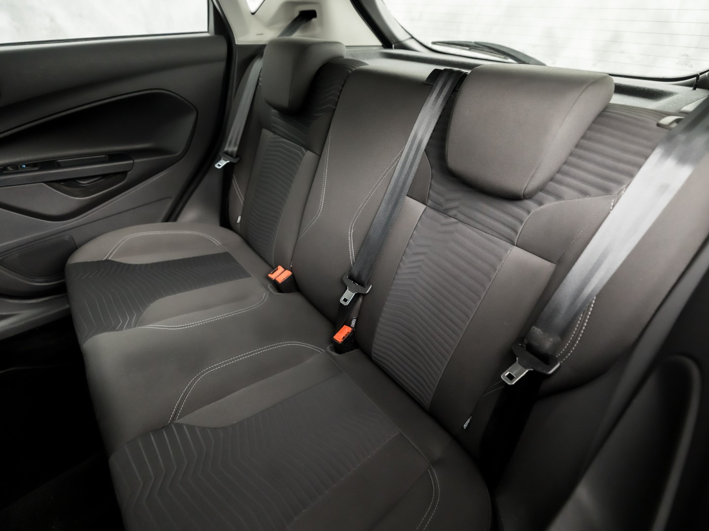 Ford Fiesta 1.0 EcoBoost Titanium Sport 101Pk (NAVIGATIE, 1e EIGENAAR, CLIMATE, STOELVERWARMING, SPORTSTOELEN, GETINT GLAS, CRUISE, PARKEERSENSOREN, TREKHAAK, LM VELGEN, NIEUWSTAAT)