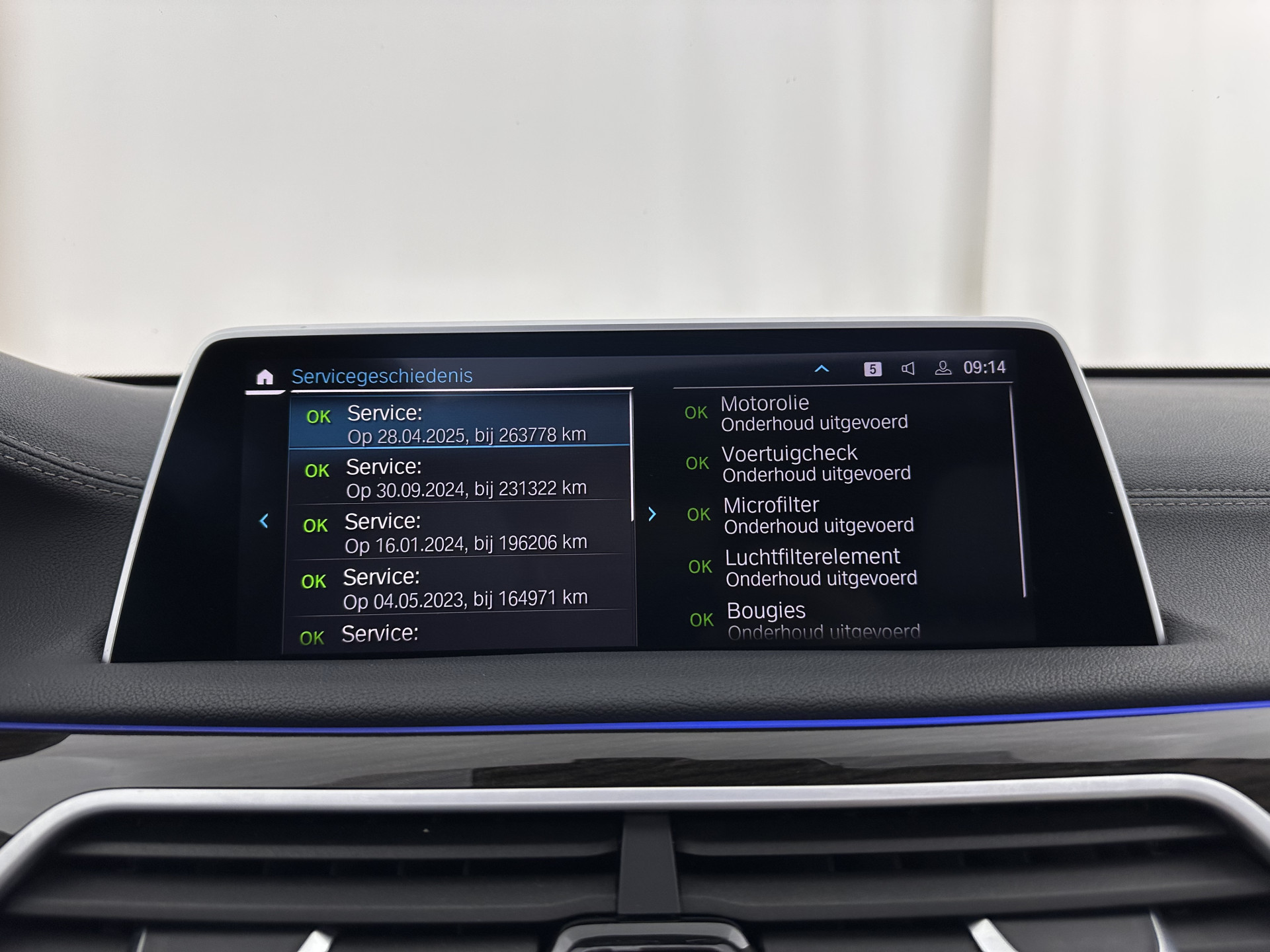 BMW 7-serie 745Le (Plug-in) (INCL-BTW) *PANO | LEATHER | FULL-LED | HEAD-UP | BLINDSPOT | MEMORY-PACK | DIGI-COCKPIT | KEYLESS | DAB+ | CAMERA | HEATED-COMFORTSEATS | AMBIENTLIGHT | CARPLAY | SHIFTPADDLES | 18''ALU*