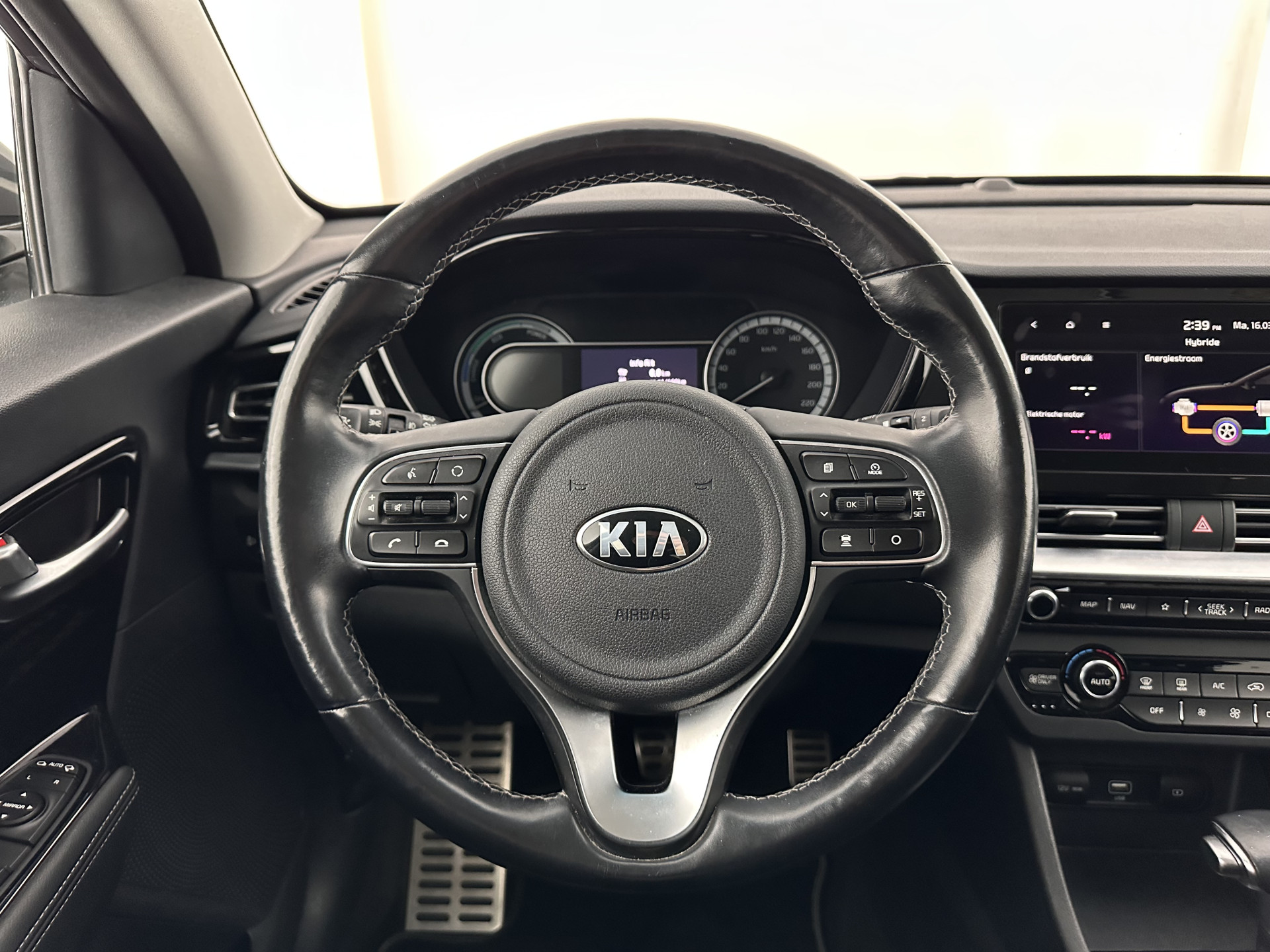 Kia Niro 1.6 GDi Hybrid Dynamic Plus Line (INCL-BTW) Aut. *LEATHER | FULL-LED | ADAPTIVE-CRUISE | BLINDSPOT | HEATED-COMFORTSEATS | CAMERA | KEYLESS | NAVI-FULLMAP | AMBIENTLIGHT | LANE-ASSIST | TOWBAR | 16''ALU*