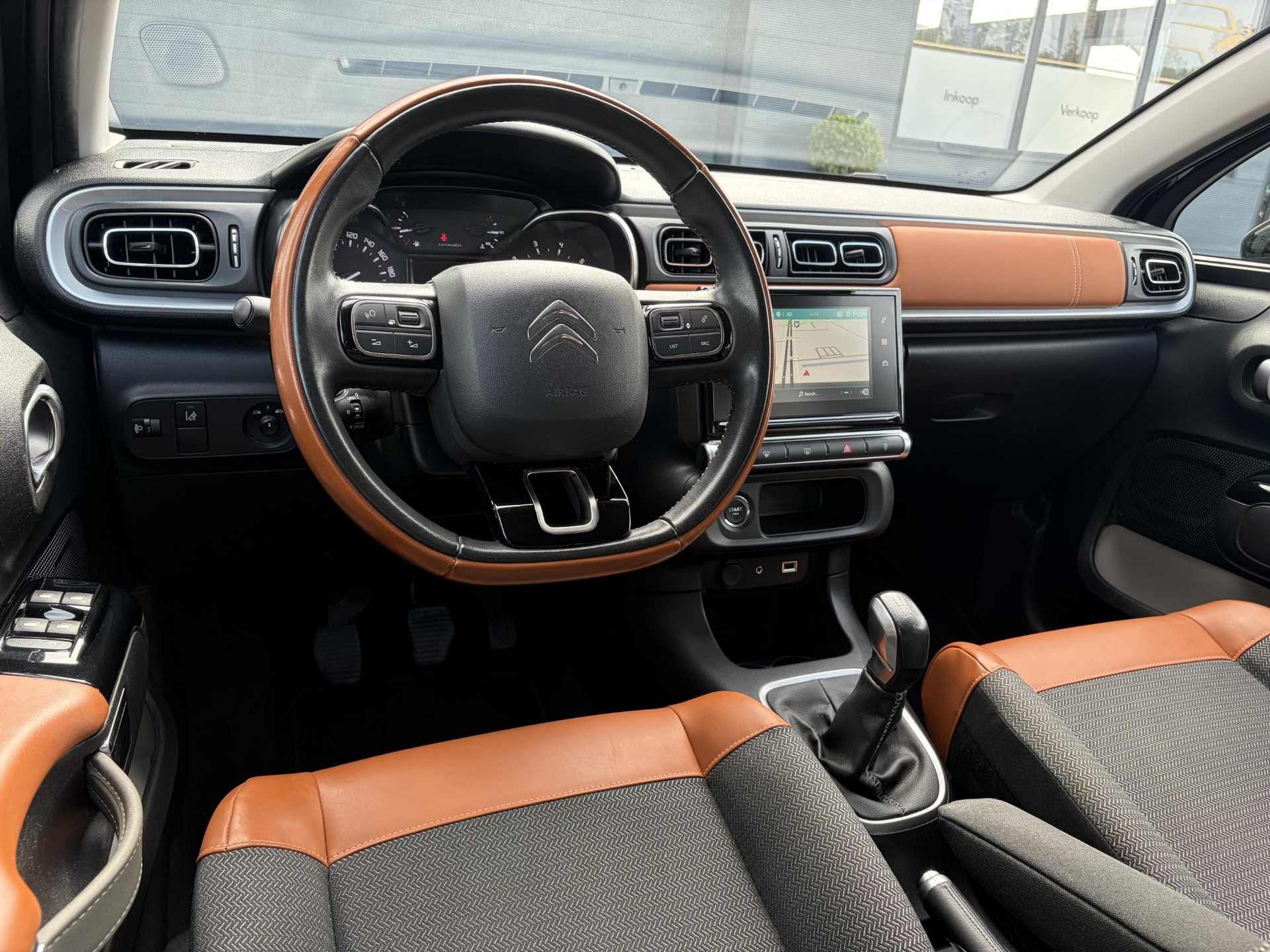 Citroen C3 1.2 PureTech Shine ✓Dealer Onderhouden✓2e Eigenaar✓Carplay✓Camera✓Navi✓Clima✓Cruise✓Pdc V+A✓Keyless✓Halfleder✓Trekhaak✓Rijstrooksensor✓Dodehoeksensor✓17'' Lm velgen✓N.A.P✓Nieuwe Apk bij Aflevering