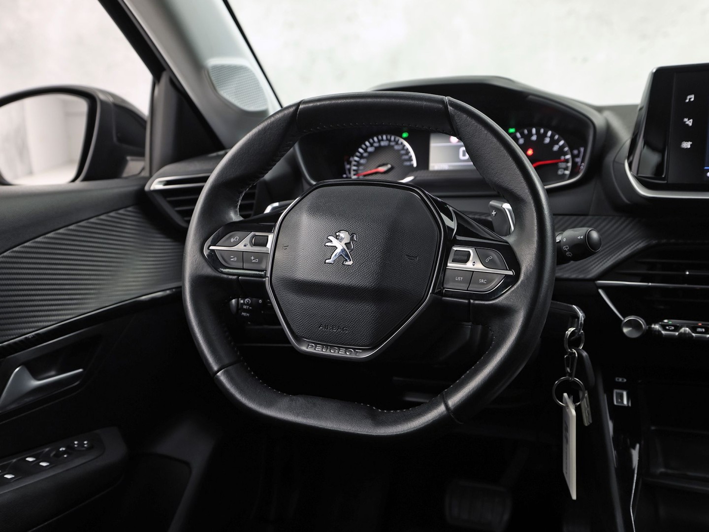 Peugeot 208 1.2 PureTech Sport Automaat (APPLE CARPLAY, KEYLESS, PARKEERSENSOREN, SPORTSTOELEN, CRUISE, LANE ASSIST, NIEUWE APK, NIEUWSTAAT)