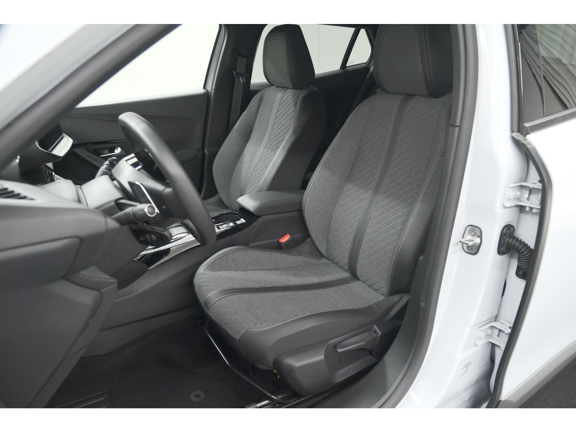 Peugeot 2008 PureTech 130 EAT8 Allure | 360 Camera | Dodehoekdetectie | Apple Carplay | Navigatie