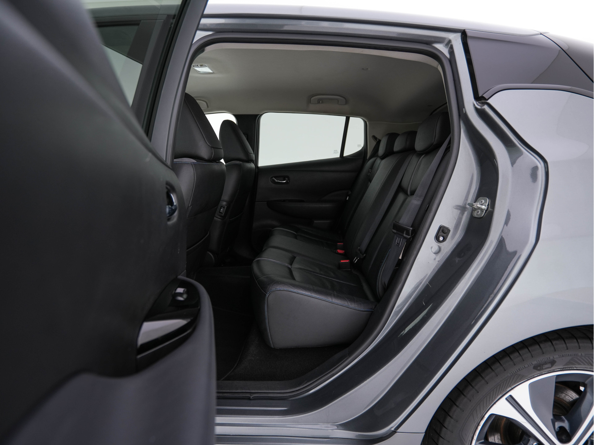 Nissan LEAF 3.Zero Limited Edition 62 kWh {SOH-93%} (INCL-BTW) Aut. *HEATPUMP | LEATHER | FULL-LED | DIGI-COCKPIT | TOPVIEW | BOSE-AUDIO | KEYLESS | DAB+ | BLINDSPOT | ECC | ADAPTIVE-CRUISE | PDC | HEATED-COMFORTSEATS | PRIVACYGLASS | 17"ALU*