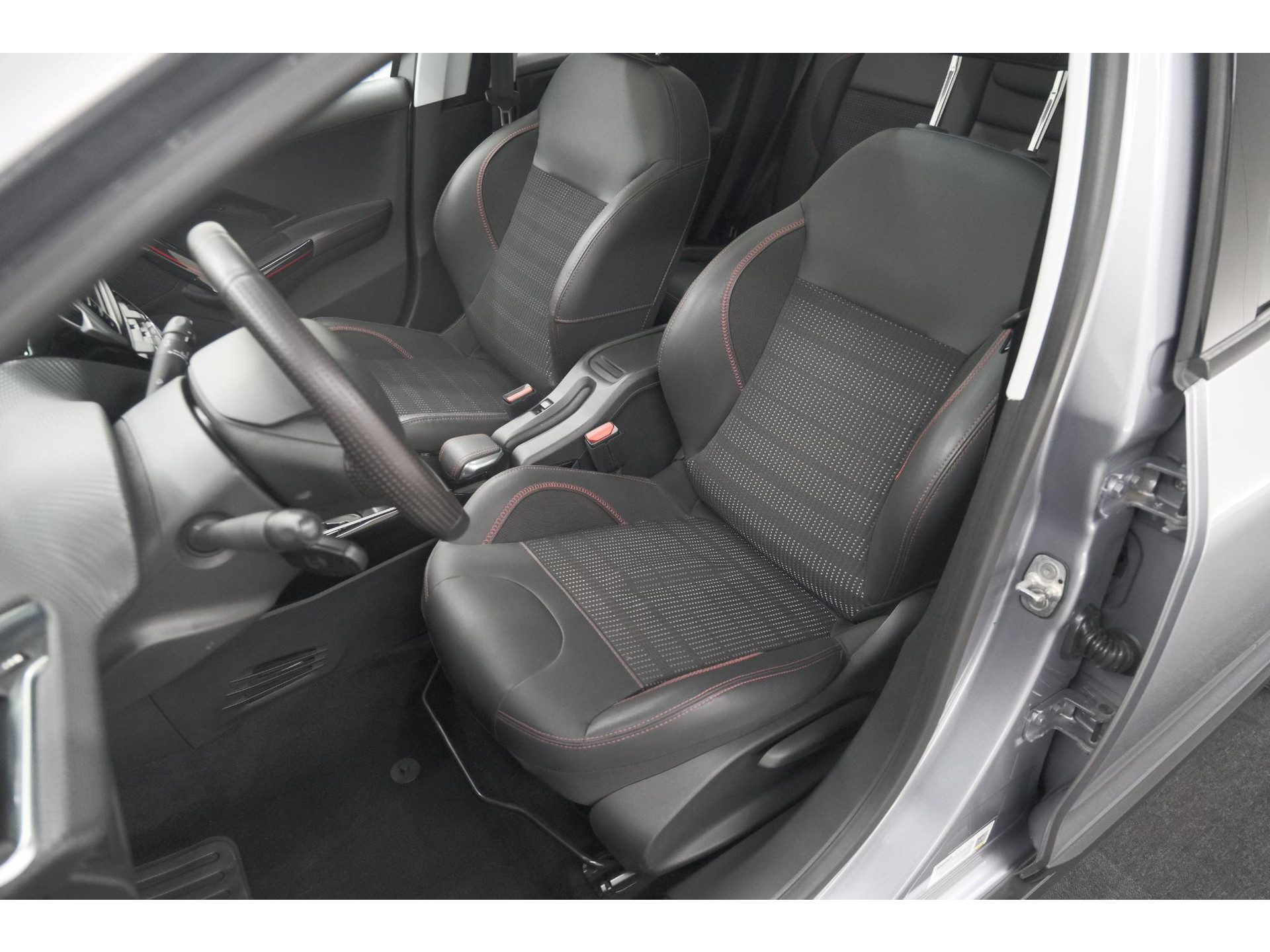 Peugeot 2008 PureTech 110 EAT6 GT-Line | Trekhaak | Panoramadak | Apple Carplay | Parkeersensoren