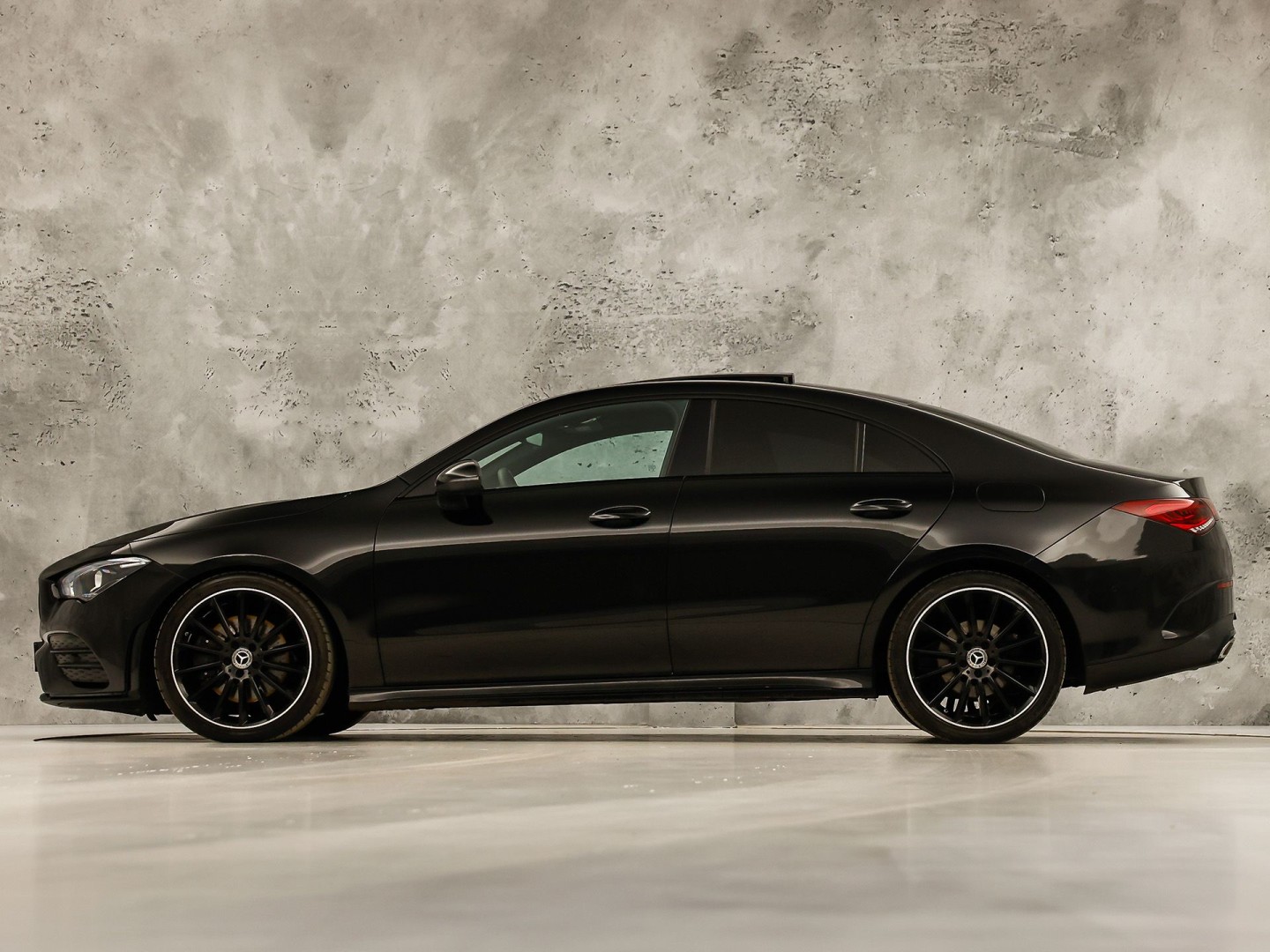 Mercedes-Benz CLA-Klasse 200 AMG Sport 163Pk Automaat (PANORAMADAK, GROOT NAVI, LEDER, CAMERA, SPORTSTOELEN, GETINT GLAS, STOELVERWARMING, NIEUWSTAAT)