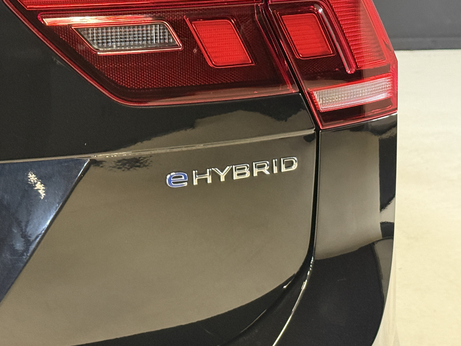 Volkswagen Tiguan 1.4 TSI eHybrid R-Line Business+ | Camera | Stoelverwarming | Dodehoeksensoren