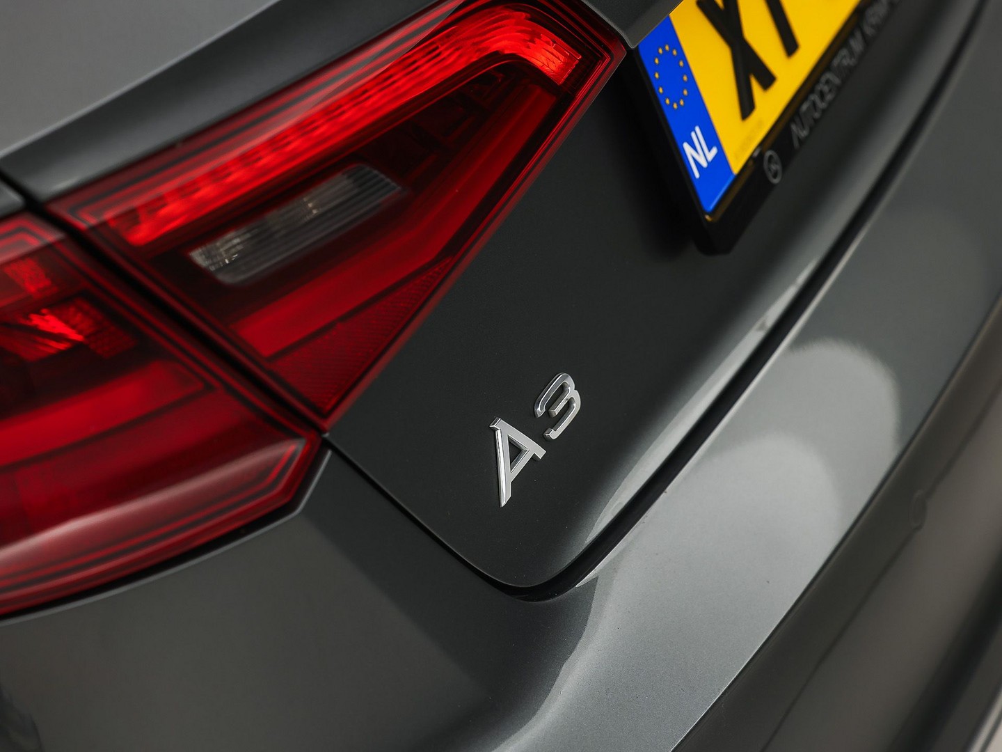 Audi A3 Sportback 1.4 TFSI S-Line Sport Automaat (NAVIGATIE, CLIMATE, LEDER/ALCANTARA, KEYLESS, SPORTSTOELEN, STOELVERWARMING, GETINT GLAS, CRUISE, NIEUWSTAAT)
