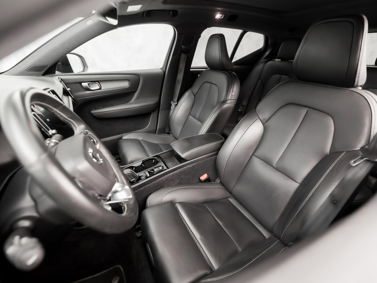 Volvo XC40 1.5 T5 Recharge Inscription Sport 252Pk Automaat (PANORAMADAK, APPLE CARPLAY, MEMORY SEAT, LEDER, 360 CAMERA, SPORTSTOELEN, STUUR/STOELVERWARMING, GETINT GLAS, ELEK ACHTERKLEP, NIEUWE APK, NIEUWSTAAT)