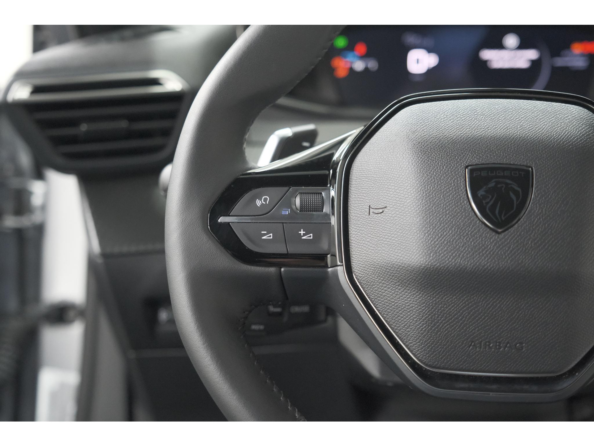 Peugeot 2008 1.2 Hybrid 145 Allure | 360 Camera | Adaptieve Cruise Control | Dodehoekdetectie | Apple Carplay