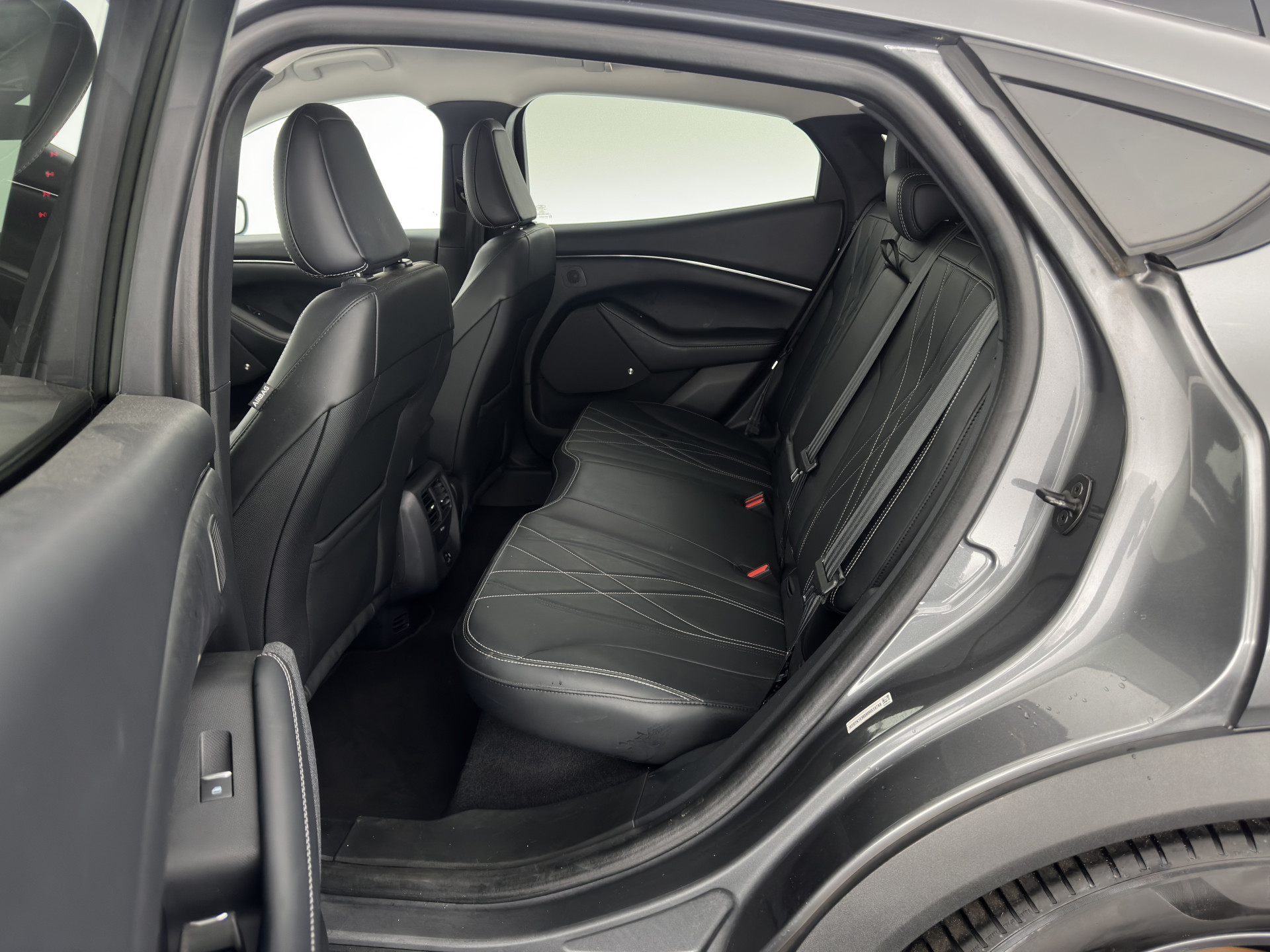 Ford Mustang Mach-E RWD 75 kWh (3-Fase) {SOH-93%} (INCL-BTW) Aut. *LEATHER | FULL-LED | DAB+ | DIGI-COCKPIT | KEYLESS | NAVI-FULLMAP | TOPVIEW | LANE-ASSIST | BLINDSPOT | CARPLAY | HEATED-COMFORTSEATS | PRIVACY-GLASS |TOWBAR | 18"ALU*