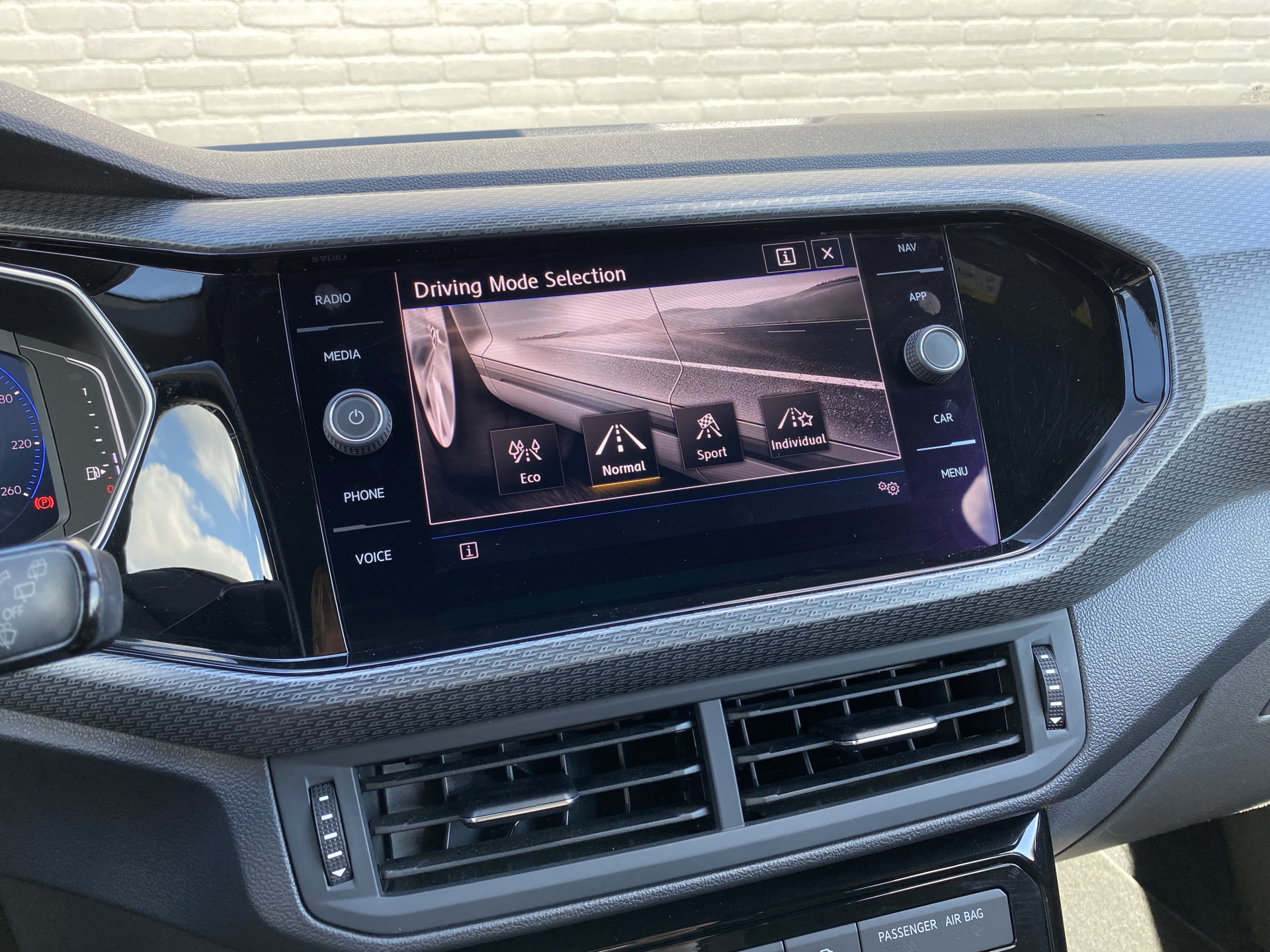 Volkswagen T-Cross 1.0 TSI R Line 116 pk | dealer onderh. | virtual cockpit | navigatie | camera | stoelverwarming | apple carplay | keyless go