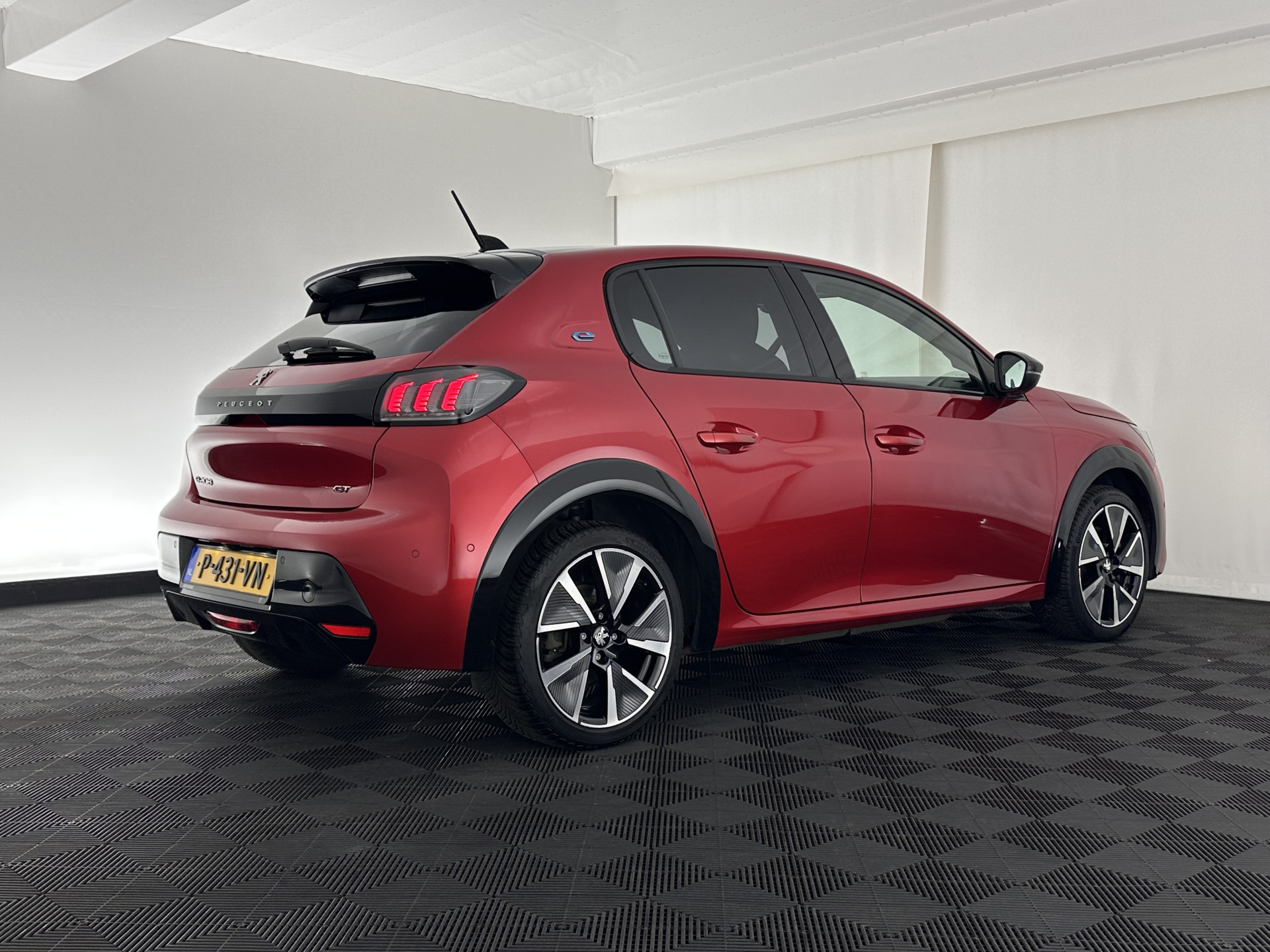 Peugeot e-208 EV GT Pack 50 kWh [ 3-Fase-11kW ] {SOH-88%] (INCL-BTW) *HEATPUMP | FULL-LED | DIGI-COCKPIT | BLINDSPOT | CAMERA | LEATHER-ALCANTARA | AMBIENTLIGHT | NAVI-FULLMAP | LANE-ASSIST | KEYLESS | DAB | CCS-FASTLOADER | HEATED-SPORTSEATS | PRIV