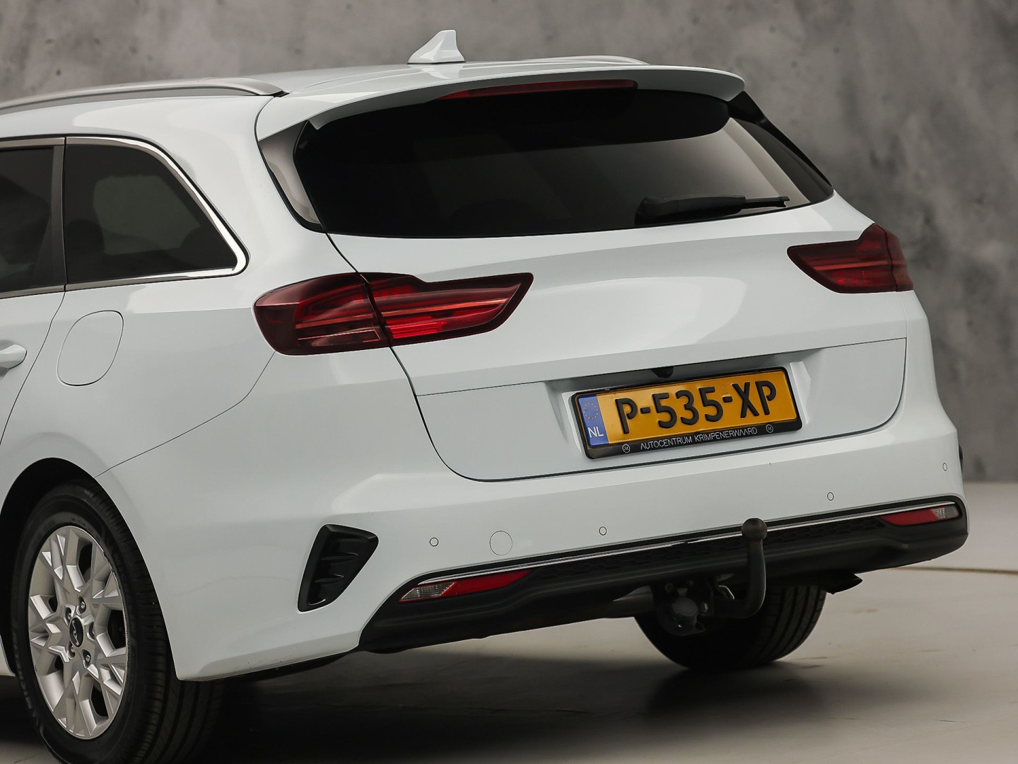 Kia Ceed 1.0 T-GDi DynamicPlusLine (APPLE CARPLAY, GROOT NAVI, STUUR/STOELVERWARMING, CAMERA, SPORTSTOELEN, TREKHAAK, GETINT GLAS, KEYLESS, NIEUWSTAAT)