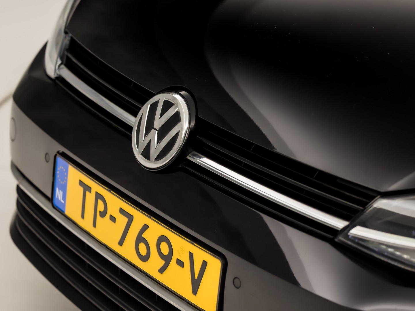 Volkswagen Golf 1.0 TSI Sportline (APPLE CARPLAY, GROOT NAVI, ALCANTARA, DYNAMISCHE KNIPPERLICHTEN, SPORTSTOELEN, STOELVERWARMING, ADAPTIVE CRUISE, PARKEERSENSOREN, NIEUWSTAAT)