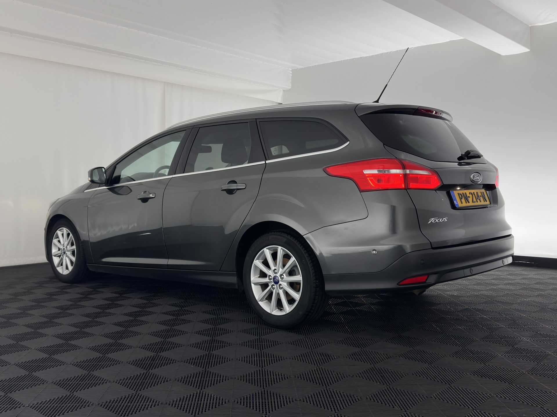 Ford Focus Wagon 1.5 TDCI Titanium Lease Edition (INCL-BTW) Aut. *NAVI-FULLMAP | HEATED-COMFORTSEATS | KEYLESS | PRIVACY-GLASS | ECC | SYNC-AUDIO | PDC | CRUISE | 16''ALU*