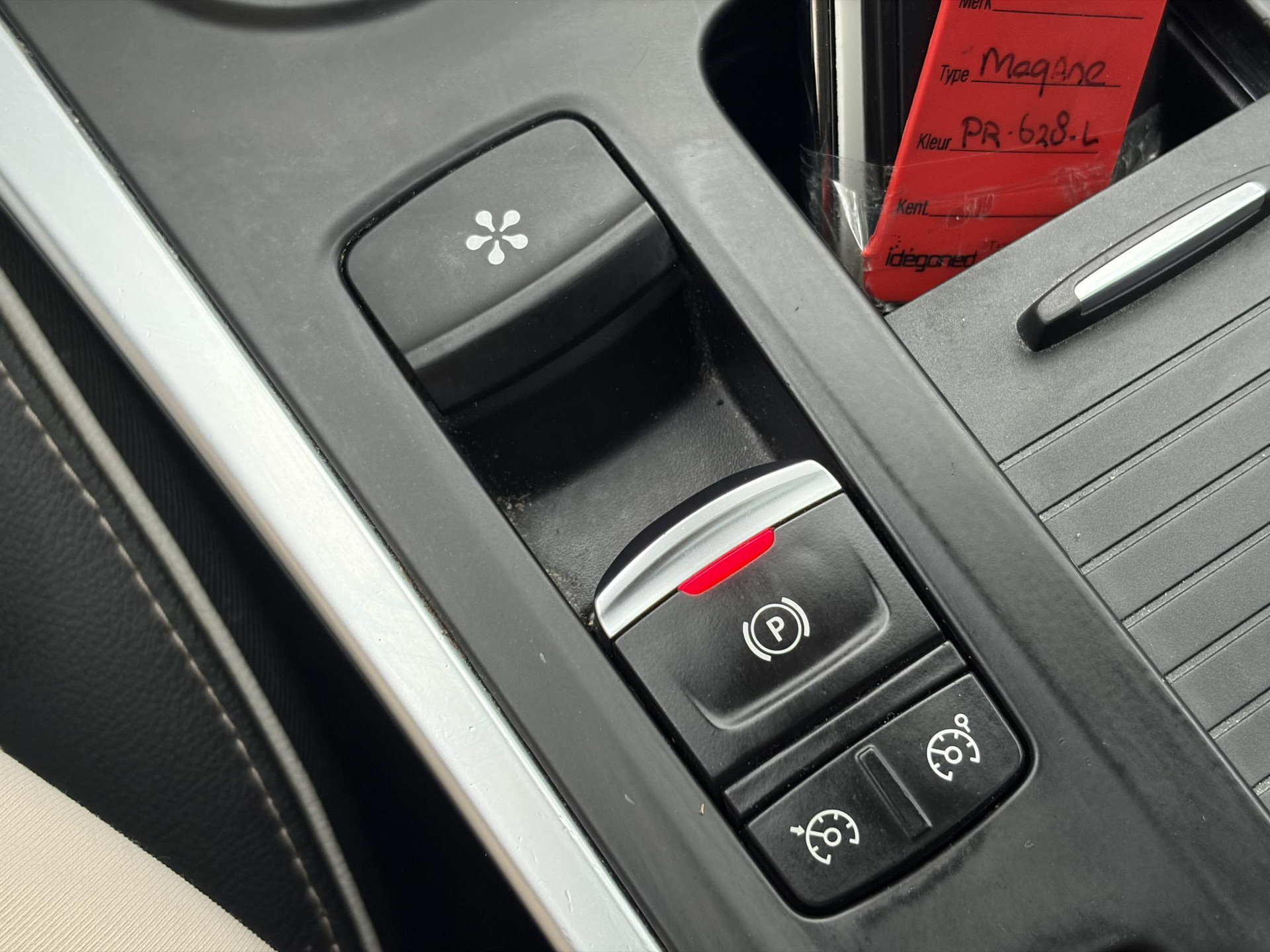 Renault Mégane Estate 1.2 TCe Bose ✓2 Eigenaar✓Pano✓Camera✓Net beurt gehad✓Navi✓Keyless✓Clima✓Cruise✓Leder✓131pk✓Pdc V+A✓6 Bak✓Rijstrooksensor✓Dodehoeksensor✓17'' Lm velgen✓N.A.P✓Apk tot 09-2027