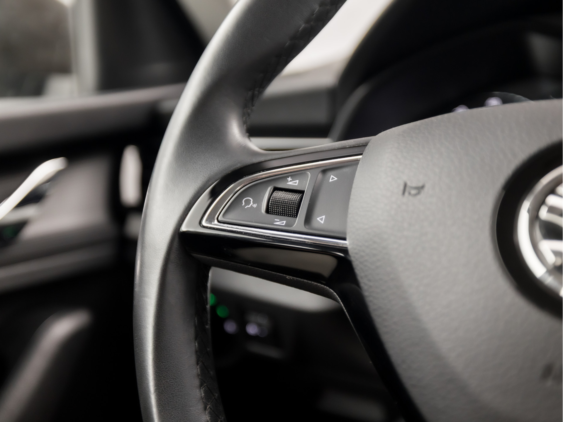 Škoda Kamiq 1.0 TSI Ambition Sport Automaat (APPLE CARPLAY, GROOT NAVI, CLIMATE, GETINT GLAS, STOELVERWARMING, SPORTSTOELEN, PARKEERSENSOREN, GETINT GLAS, NIEUWSTAAT)