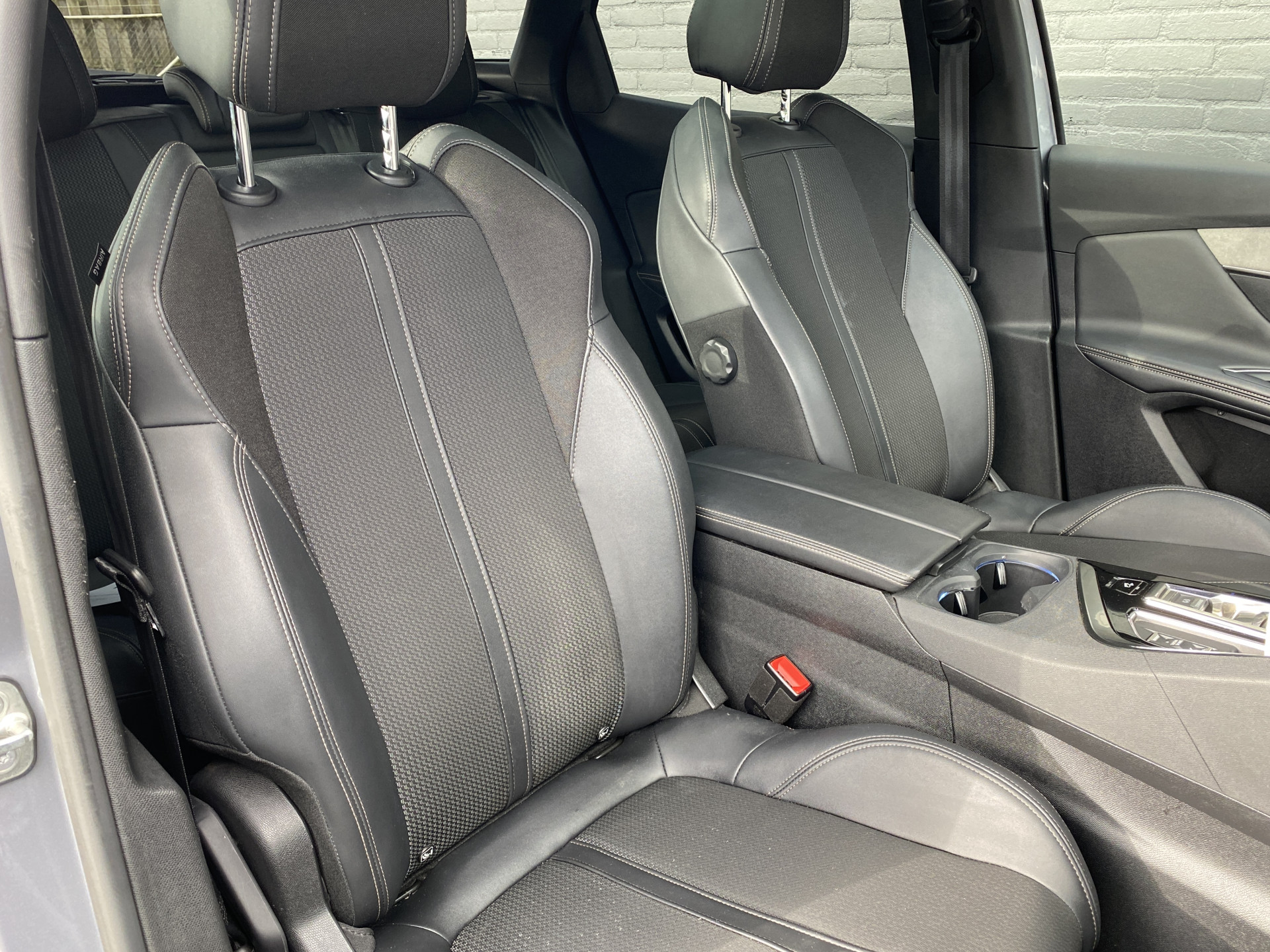 Peugeot 3008 1.6 Plug-in Hybrid 4WD 300 pk GT AUT. | 1e eigenaar | carplay | panoramadak | navigatie | 3D cockpit | 2 laadkabels | BTW