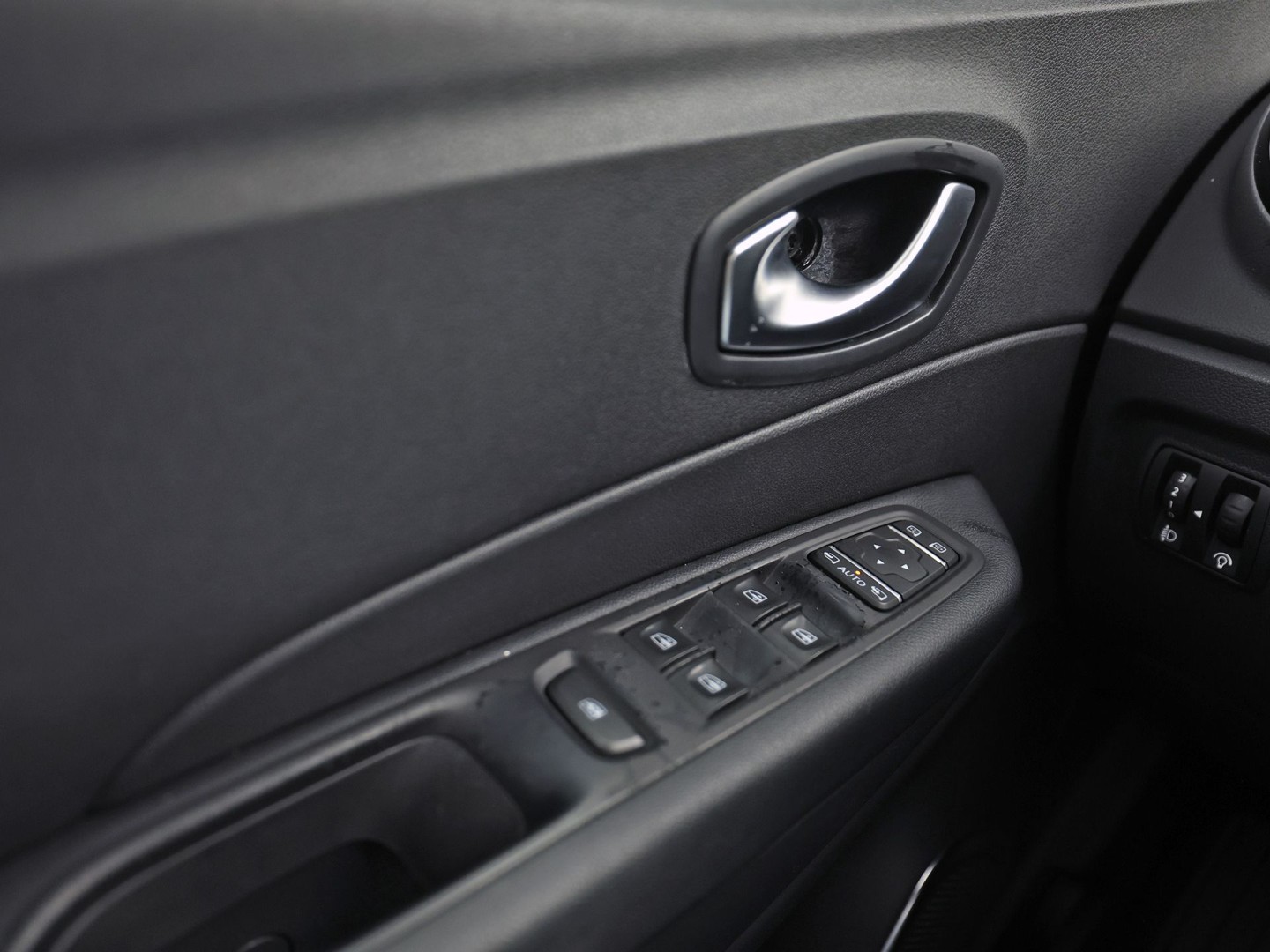 Renault Captur 0.9 TCe Sport (NAVIGATIE, CAMERA, CRUISE, SPORTSTOELEN, GETINT GLAS, LM VELGEN, NIEUWSTAAT)