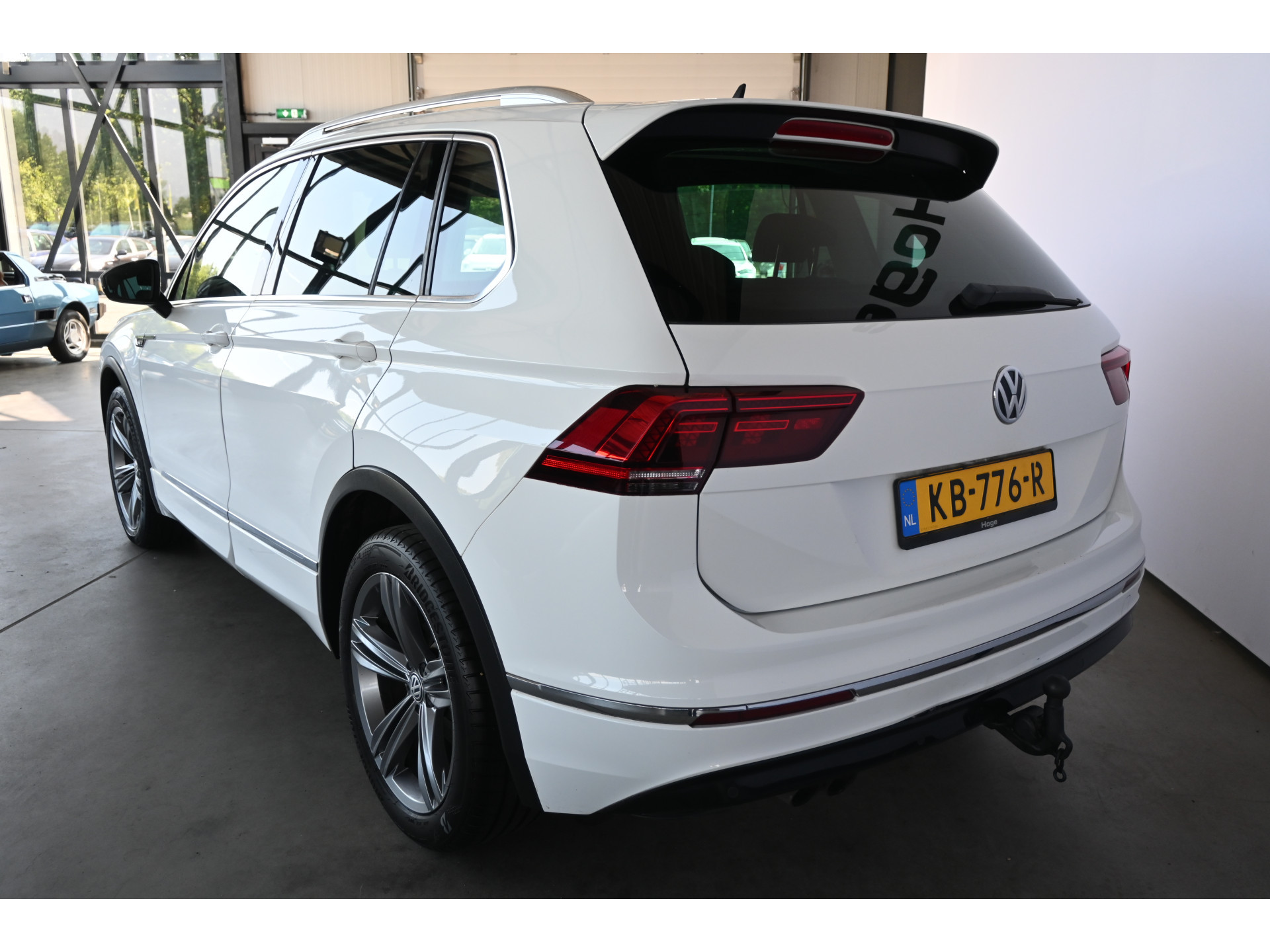 Volkswagen Tiguan 1.4 TSI Highline R-Line Clima Navigatie Carplay 1e Eigenaar Trekhaak Rijklaarprijs! Inruil Mogelijk!