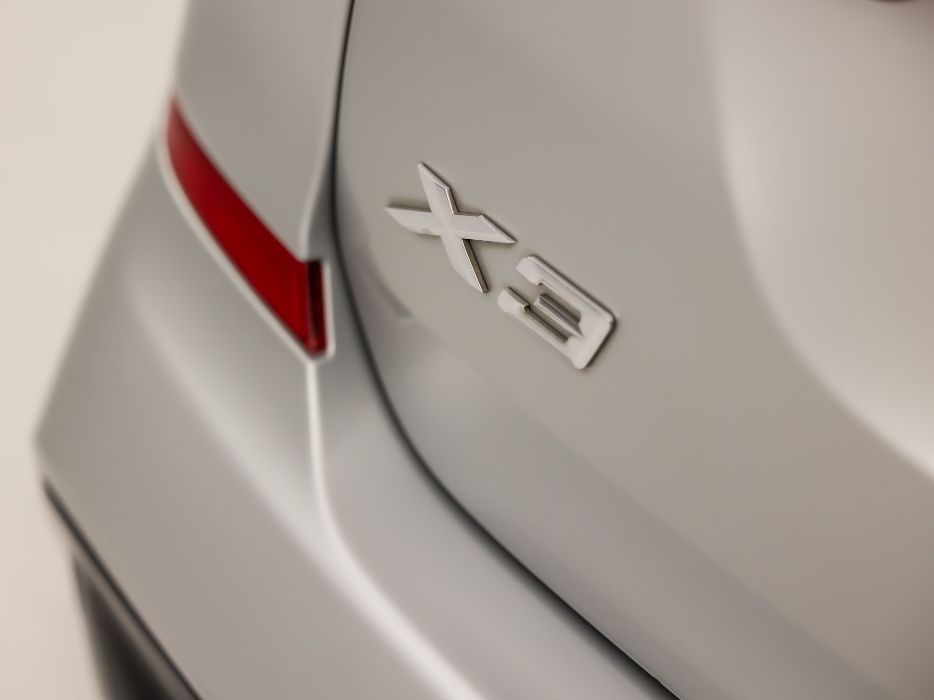 BMW X3 xDrive20i M Sport High Executive (PANORAMADAK, M PAKKET, GROOT NAVI, BRUIN LEDER, STOELVERWARMING, SPORTSTOELEN, CAMERA, ELEK ACHTERKLEP, SFEERVERLICHTING, NIEUWSTAAT)