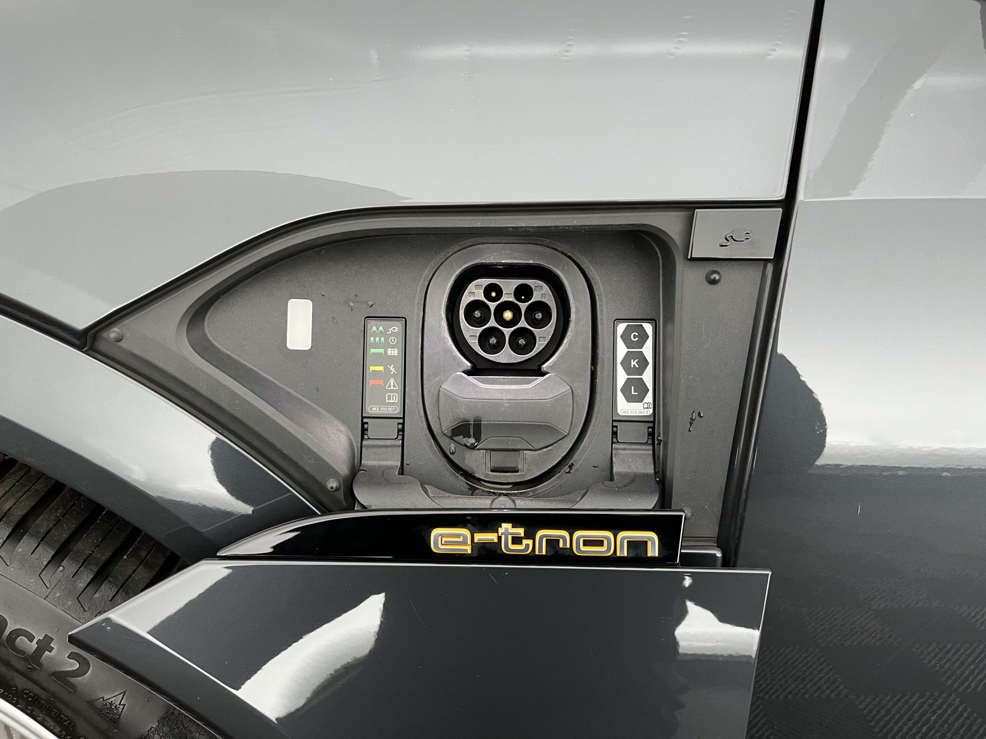 Audi e-tron 55 quattro Advanced edition Plus 95 kWh [3-Fase] {SOH-93%} (INCL-BTW) Aut.*LEATHER | ADAPTIVE-CRUISE | FULL-LED | DIGI-COCKPIT | KEYLESS | MEMORY-PACK | CAMERA | NAVI-FULLMAP | SHIFT-PADDLES | DAB+ | HEATED-COMFORTSEATS | DRIVE-SELECT | 20''AL