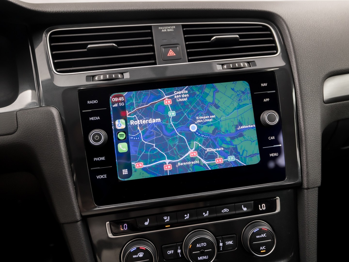 Volkswagen Golf 1.0 TSI Sportline (APPLE CARPLAY, GROOT NAVI, ALCANTARA, DYNAMISCHE KNIPPERLICHTEN, SPORTSTOELEN, STOELVERWARMING, ADAPTIVE CRUISE, PARKEERSENSOREN, NIEUWSTAAT)