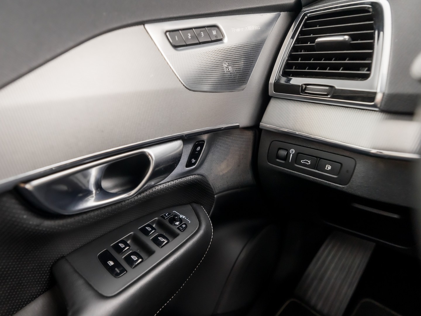 Volvo XC90 2.0 T8 Twin Engine AWD R-Design 7 Persoons 408Pk Automaat (PANORAMADAK, 1e EIGENAAR, LUCHTVERING, APPLE CARPLAY, BOWERS&WILKINS, HEAD-UP DISPLAY, STUUR/STOELVERWARMING, CAMERA, ELEK ACHTERKLEP, NIEUWSTAAT)
