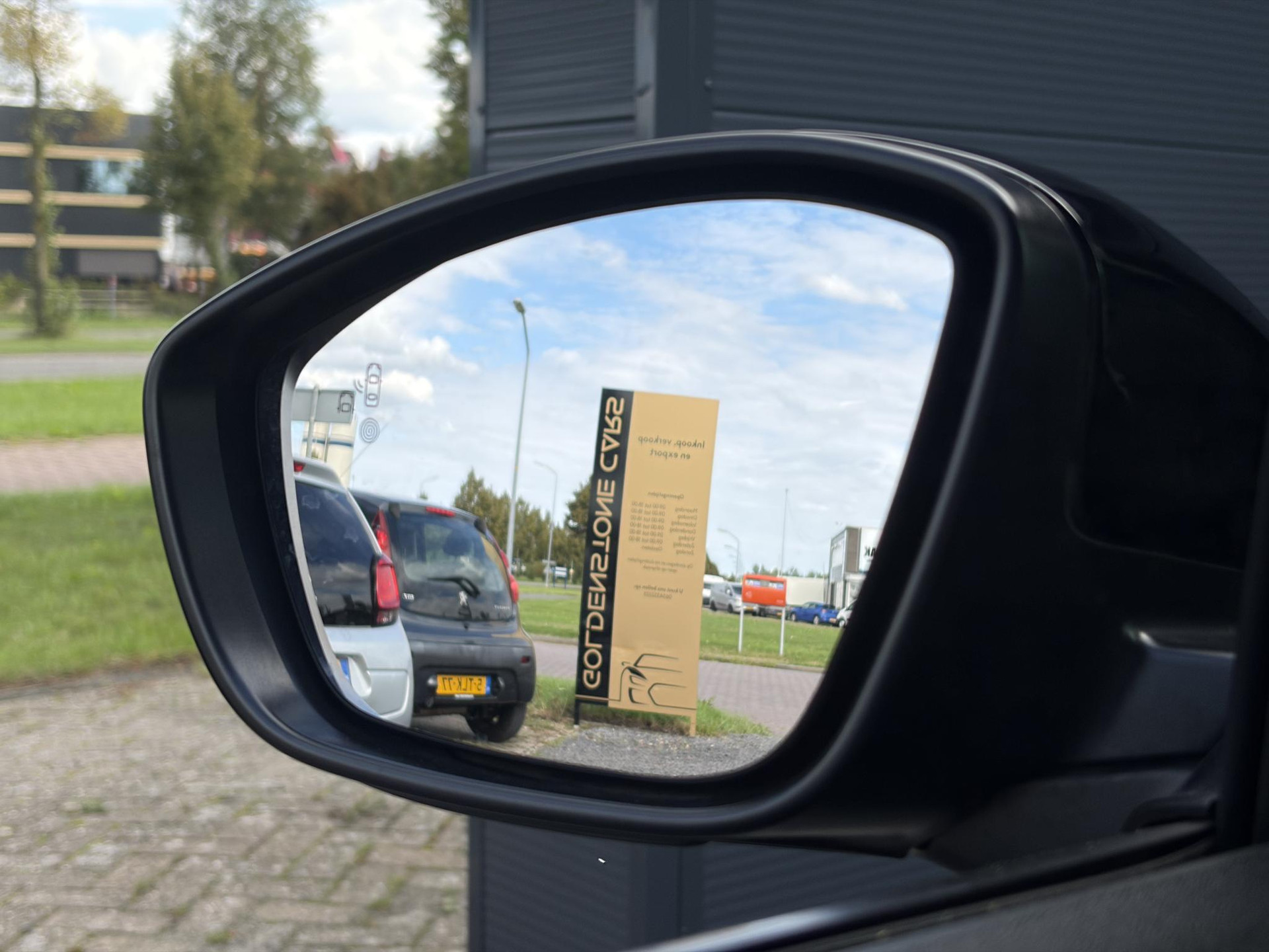 Citroen C3 1.2 PureTech Shine ✓Dealer Onderhouden✓2e Eigenaar✓Carplay✓Camera✓Navi✓Clima✓Cruise✓Pdc V+A✓Keyless✓Halfleder✓Trekhaak✓Rijstrooksensor✓Dodehoeksensor✓17'' Lm velgen✓N.A.P✓Nieuwe Apk bij Aflevering