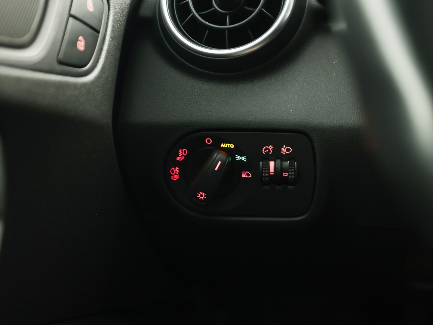 Audi A1 Sportback 1.0 TFSI Sport (NAVIGATIE, 5 DEURS, CLIMATE, STOELVERWARMING, SPORTSTOELEN, PARKEERSENSOREN, LED ACHTERLICHTEN, LM VELGEN, NIEUWE APK, NIEUWSTAAT)