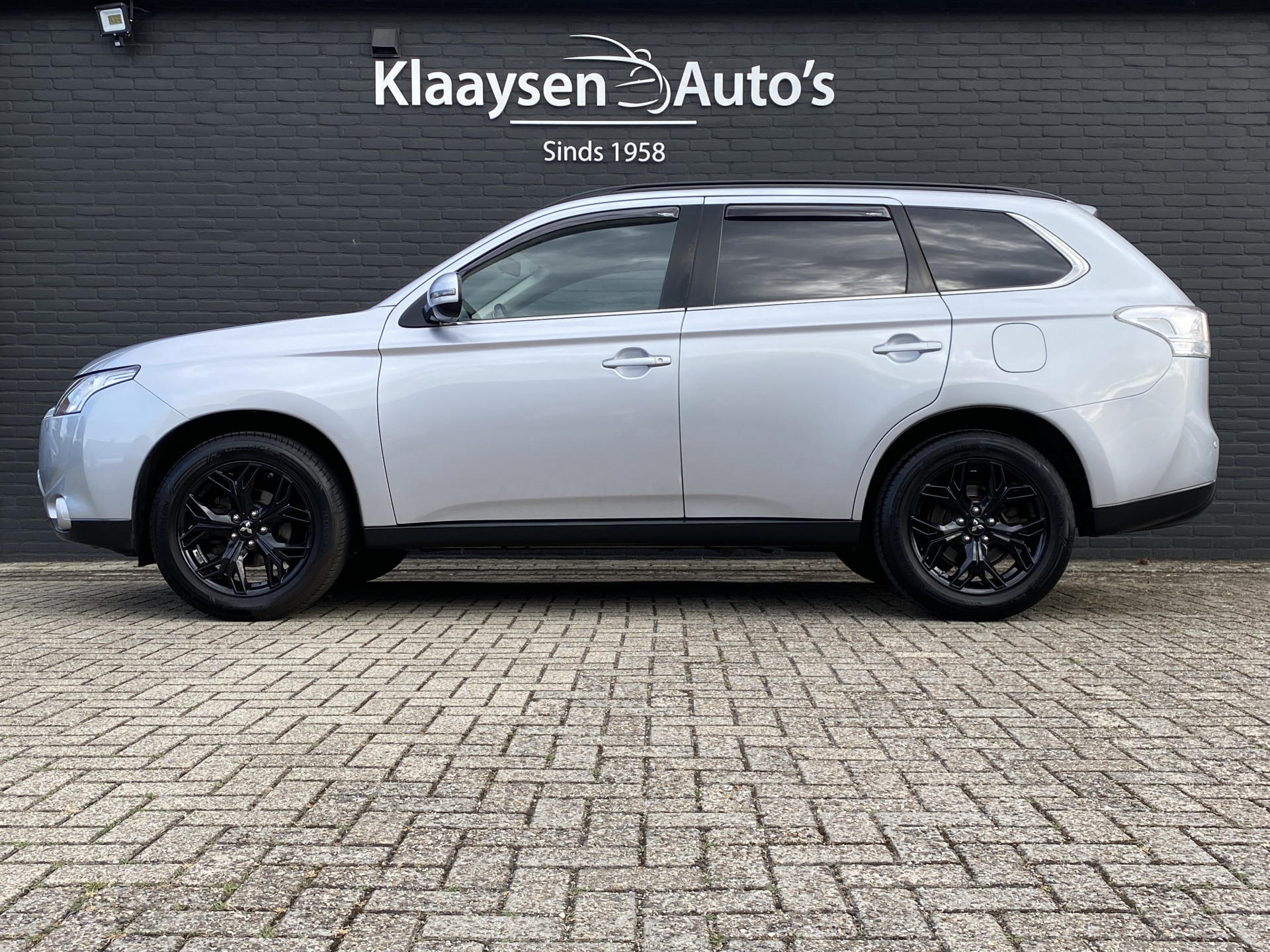 Mitsubishi Outlander 2.0 Intense 150 pk AUT. | dealer onderh. | lichtmetaal 18 inch | trekhaak | cruise control | apple carplay - android