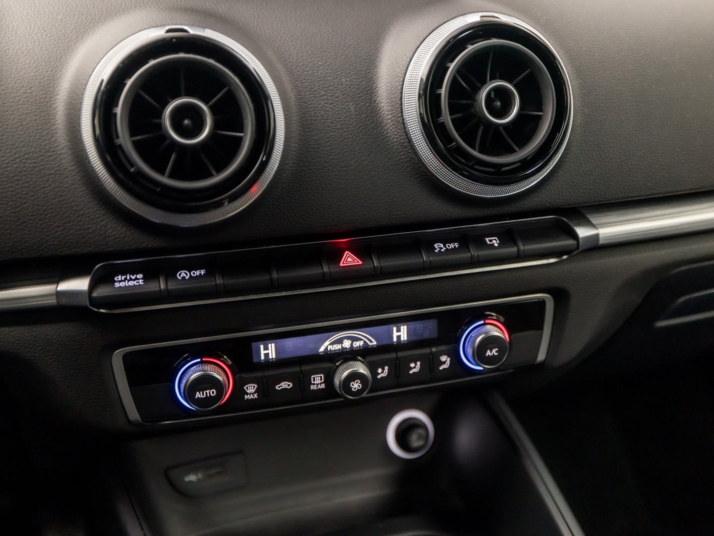 Audi A3 Sportback 1.0 TFSI Sport (APPLE CARPLAY, GROOT NAVI, CLIMATE, DYNAMISCHE KNIPPERLICHTEN, SPORTSTOELEN, CRUISE, PARKEERSENSOREN, NIEUWE APK, NIEUWSTAAT)