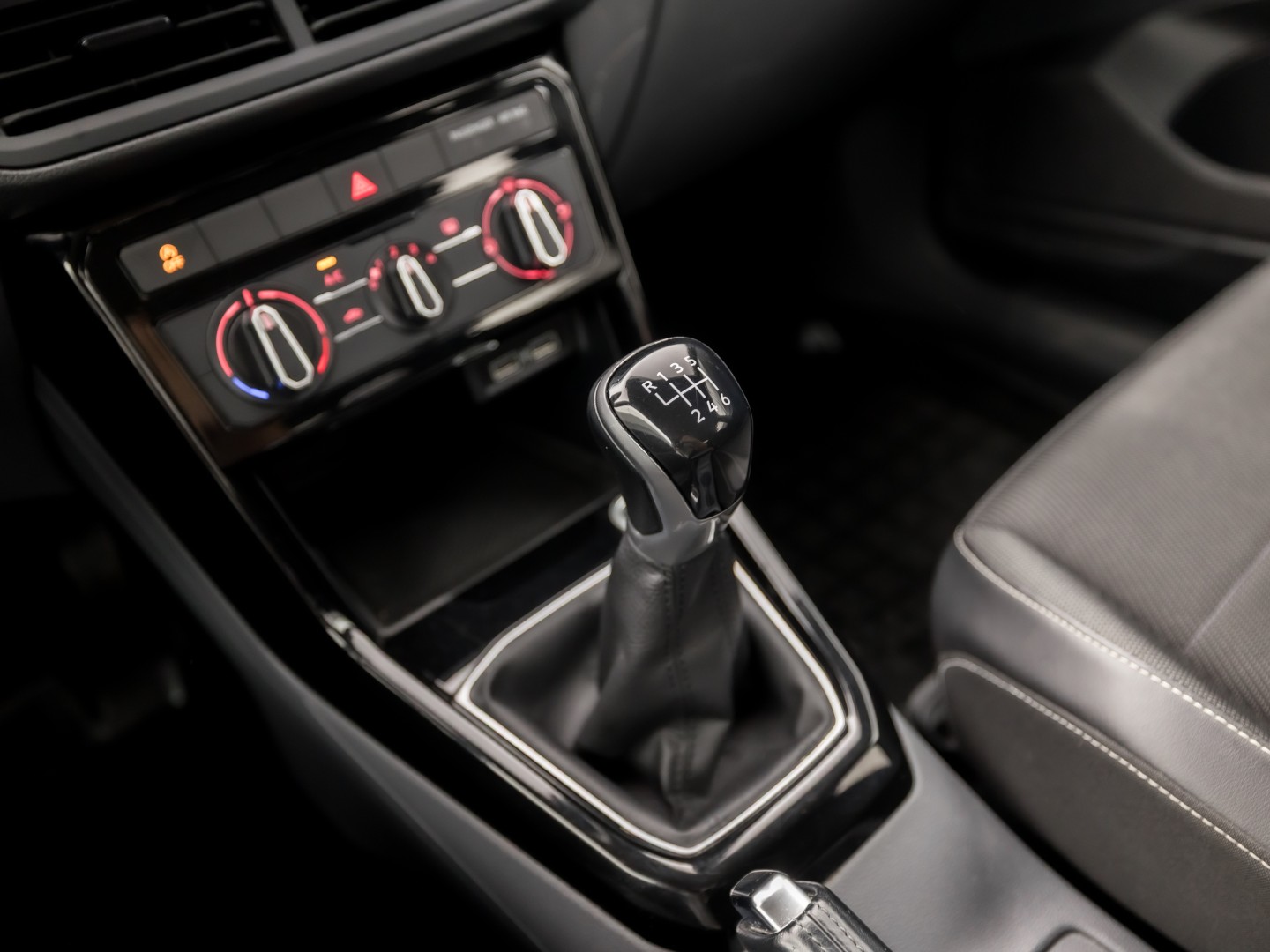 Volkswagen T-Cross 1.0 TSI Sport (APPLE CARPLAY, CAMERA, GETINT GLAS, CRUISE, LM VELGEN, SPORTSTOELEN, NIEUWSTAAT)