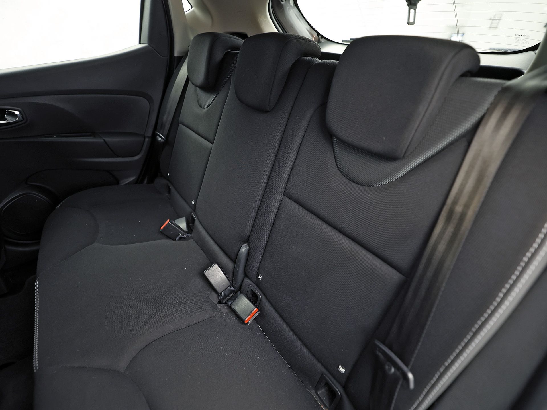 Renault Clio 0.9 TCe Dynamic Sport (NAVIGATIE, CRUISE, LM VELGEN, SPORTSTOELEN, PARKEERSENSOREN, BLUETOOTH, NIEUWE APK, NIEUWSTAAT)