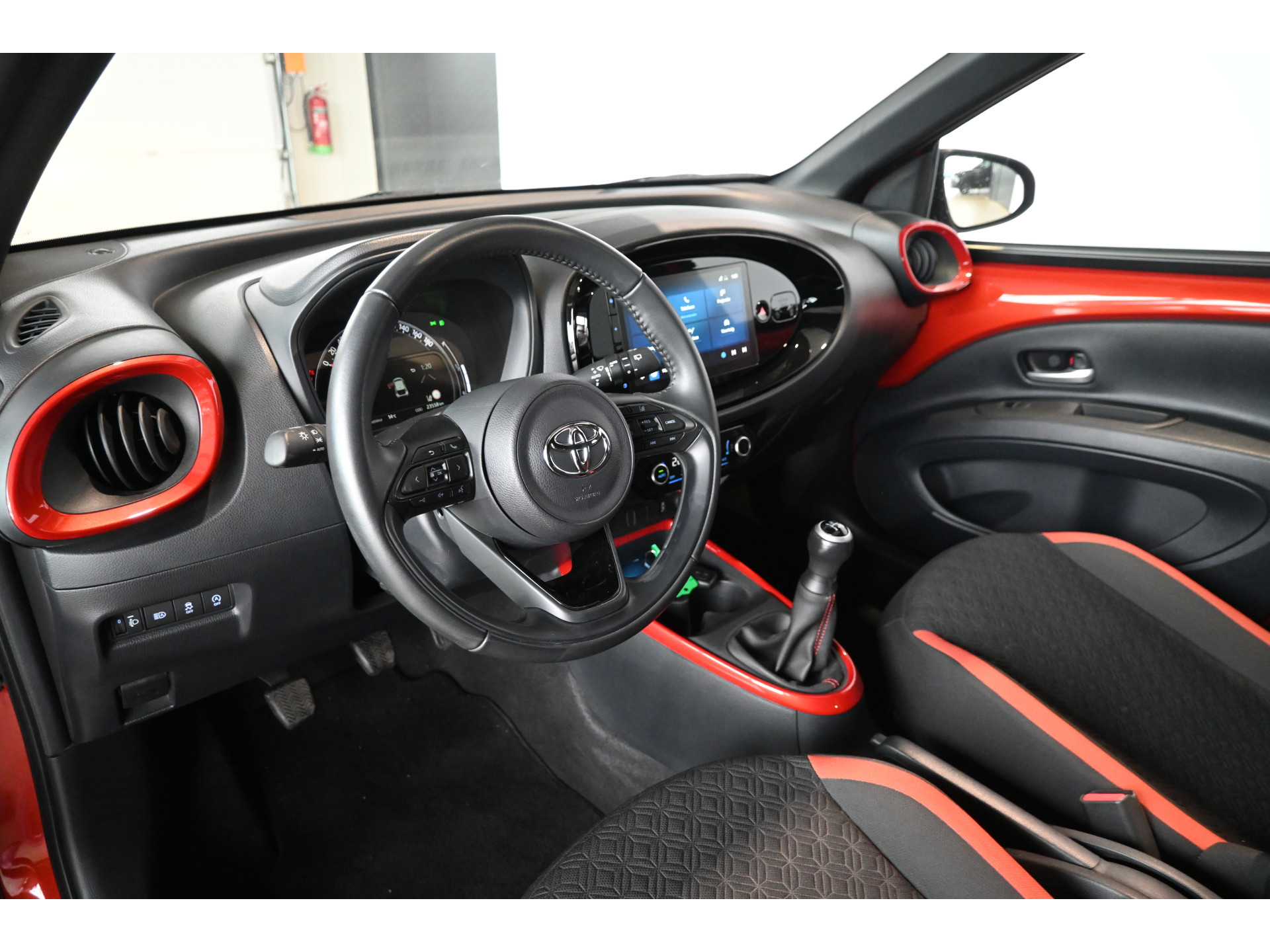 Toyota Aygo X 1.0 VVT-i MT Play Clima Carplay Panoramadak Camera LED Rijklaarprijs Inruil Mogelijk!