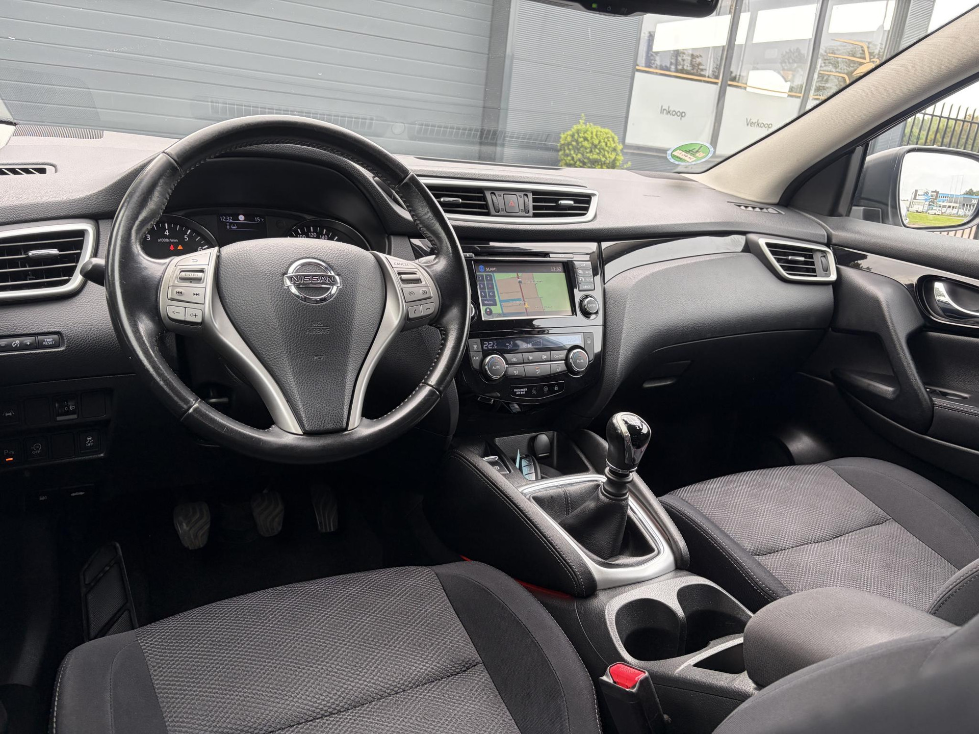 Nissan Qashqai 1.2 N-Connecta ✓Net beurt gehad✓360° Camera✓Navi✓Trekhaak✓Pano✓Pdc V+A✓Keyless✓18'Lm velgen✓Clima✓Cruise✓Rijstrooksensor✓116pk✓6 Bak✓N.A.P✓Apk tot 10-2027