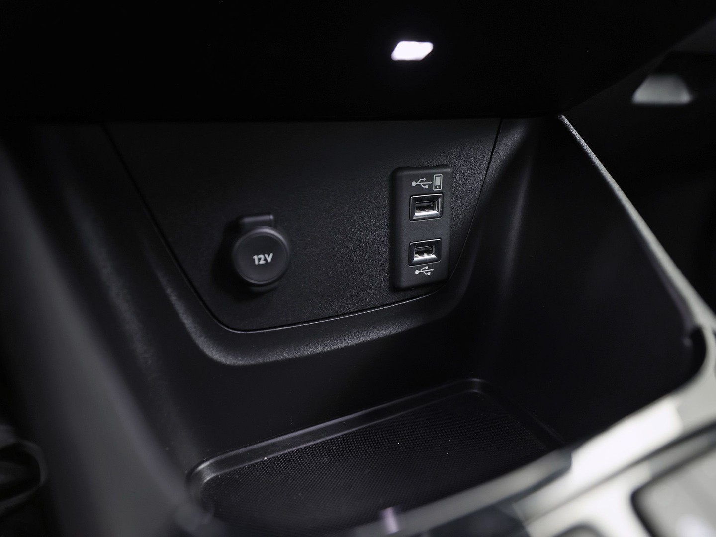 Opel Crossland X 1.2 Turbo Innovation Sport Automaat (APPLE CARPLAY, GROOT NAVI, CLIMATE, STUUR/STOELVERWARMING, SPORTSTOELEN, LEDER, GETINT GLAS, PARKEERSENSOREN, NIEUWSTAAT)