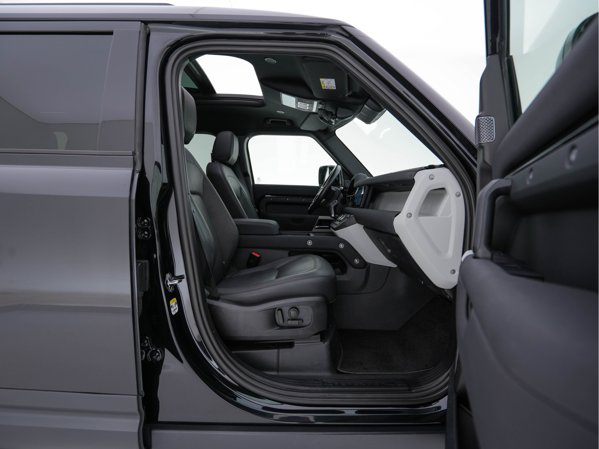 Land Rover Defender 110 2.0 P400e 110 XS Edition (Plug-in) (INCL.BTW) *PANO | LUXURY-LEATHER | FULL-LED | MERIDIAN-SOUND | BLIND-SPOT | TOP-VIEW | AIR-SUSPENSION | CCS-FASTLOADER | HEATED-COMFORTSEATS | KEYLESS | CARPLAY | LANE-ASISSIT | DAB+ | 20''A