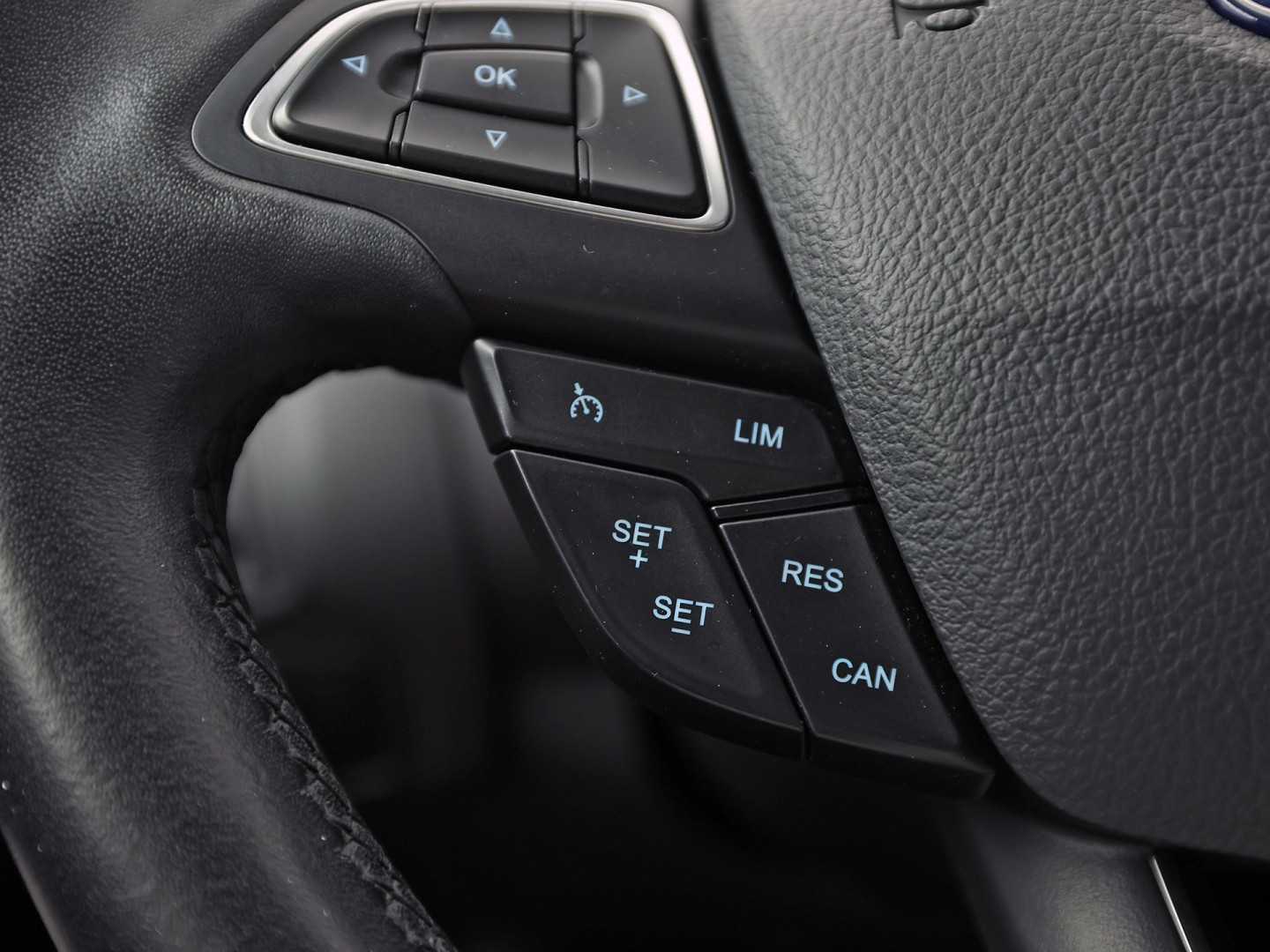 Ford Focus 1.0 Sport (NAVIGATIE, LM VELGEN, PARKEERSENSOREN, TREKHAAK, SPORTSTOELEN, CRUISE, NIEUWSTAAT)