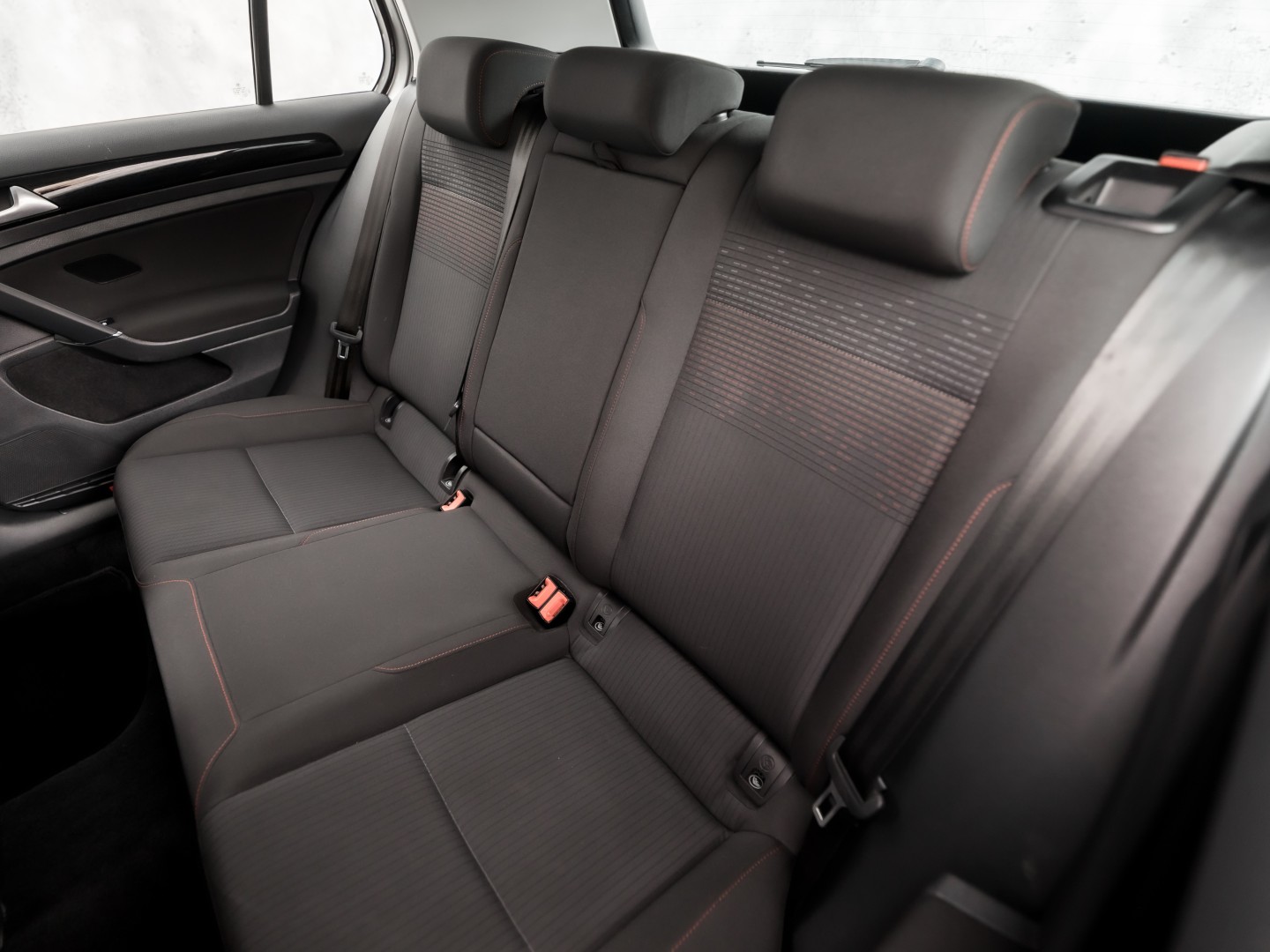 Volkswagen Golf 1.5 TSI 131PK Sportline (APPLE CARPLAY, GROOT NAVI, 4 CILINDER, CLIMATE, LED KOPLAMPEN, STOELVERWARMING, SPORTSTOELEN, GETINT GLAS, LM VELGEN, ADAPTIVE CRUISE, PARKEERSENSOREN, NIEUWSTAAT)