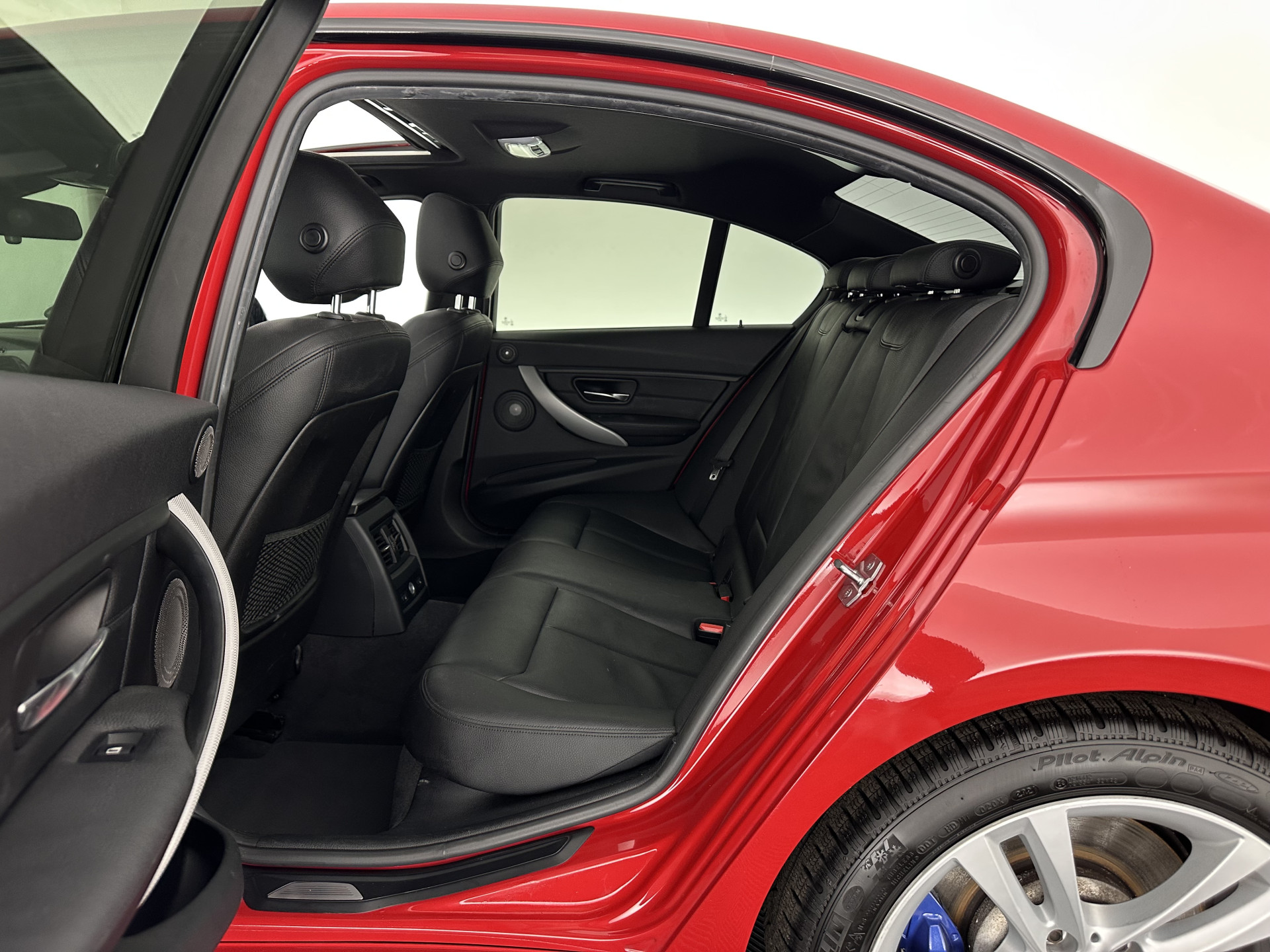 BMW 3-serie 330d M-Sportpack High Executive Aut. *PANO | LEATHER | XENON | ADAPTIVE-CRUISE | HARMAN/KARDON | MEMORY-PACK | BLINDSPOT | HEATED-SPORTSEATS | CAMERA | DAB | KEYLESS | ECC | HEAD-UP | PDC | SHIFTPADDLES | TOWBAR |  18''ALU