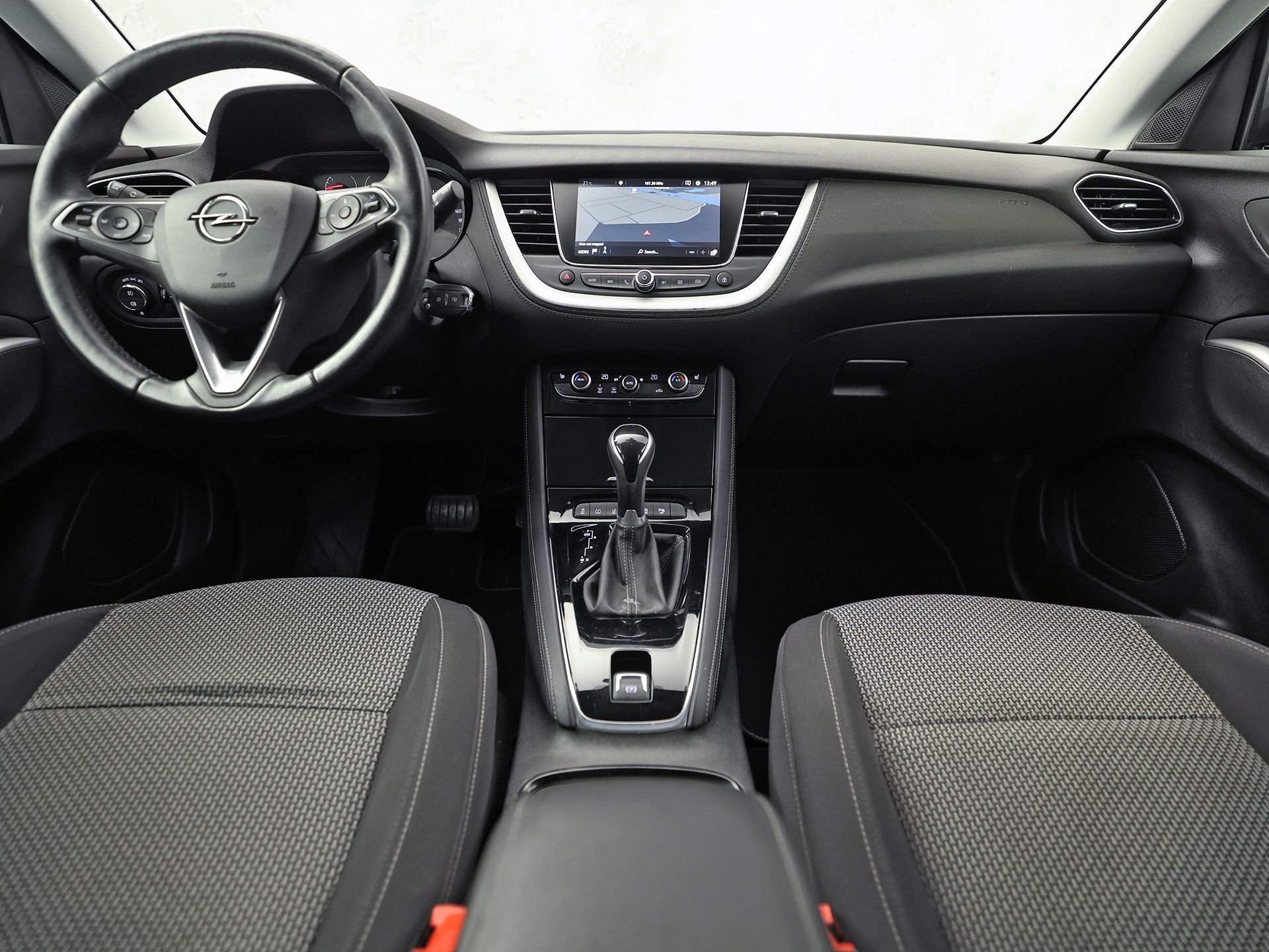Opel Grandland X 1.2 Turbo Sport Automaat (APPLE CARPLAY, GROOT NAVI, CLIMATE, STUUR/STOELVERWARMING, SPORTSTOELEN, PARKEERSENSOREN, GETINT GLAS, CRUISE, NIEUWSTAAT)