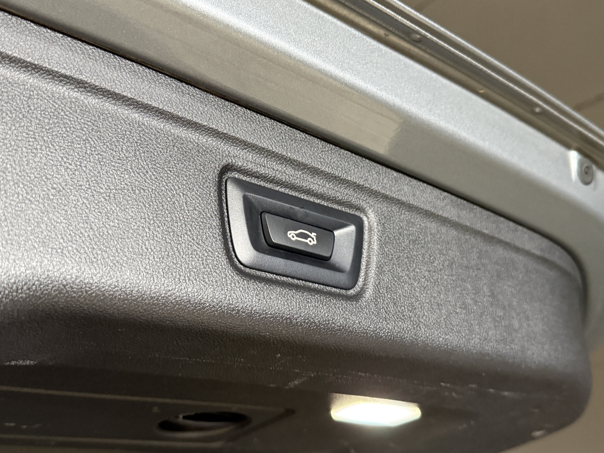 BMW 3-serie Touring 330e | M-Sport | Facelift | Lederen sportstoelen | Harman/Kardon | Sfeerverlichting | Full LED