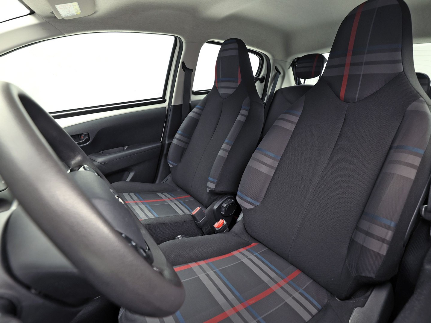 Peugeot 108 1.0 e-VTi Sport (AIRCO, BLUETOOTH, SPORTSTOELEN, ELEK RAMEN, MULTIFUNCTIONEEL STUURWIEL, NIEUWSTAAT)