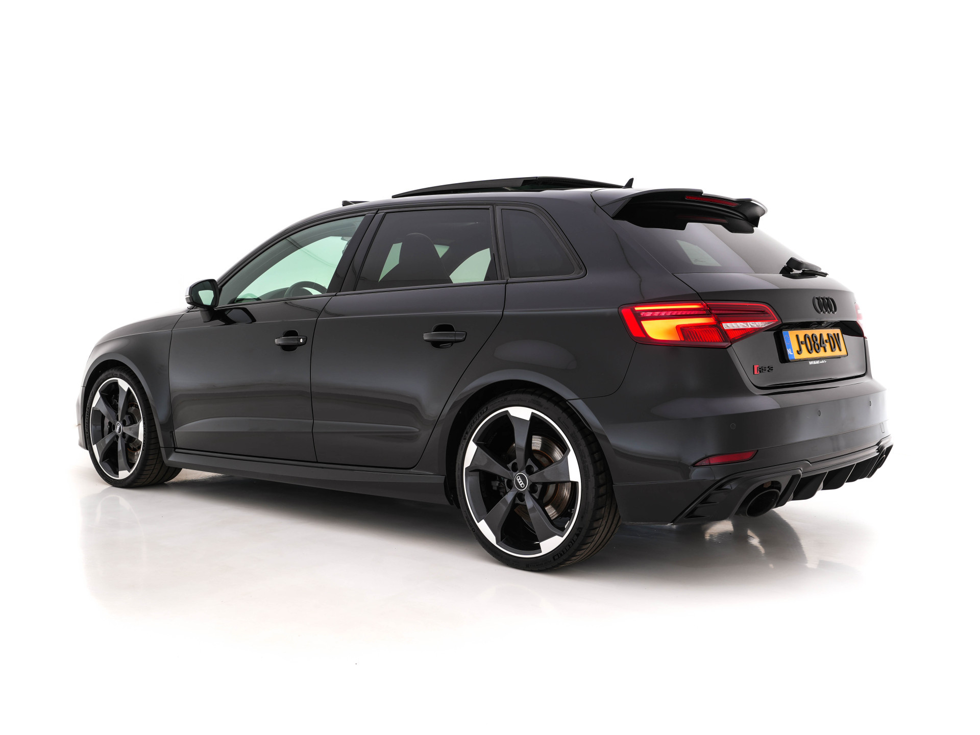 Audi RS3 2.5 TFSI quattro Aut. *RS-SEATS | PANO | NAPPA-FULL-LEATHER | DIGI-COCKPIT | BANG&OLUFSEN | APPLE-CARPLAY | ADAPTIVE-CRUISE | BLIND-SPOT | CAMERA | KEYLESS | NAVI-FULLMAP | DAB+ | MAGNETIC-RIDE | 19''ALU*