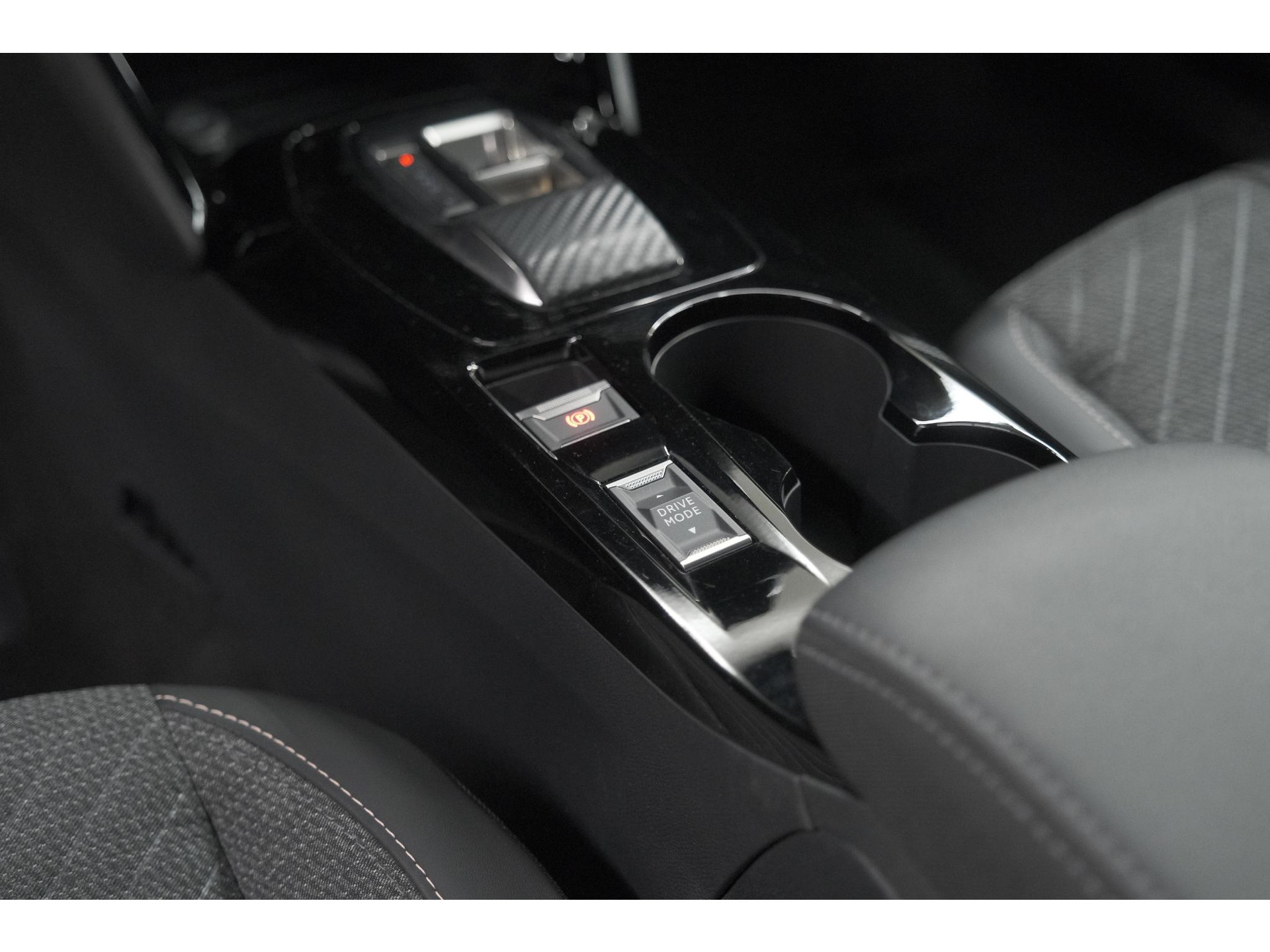 Peugeot e-2008 EV Allure Avantage 54 kWh | SOH 97,8% | 11 KW Lader | Apple Carplay | Parkeersensoren