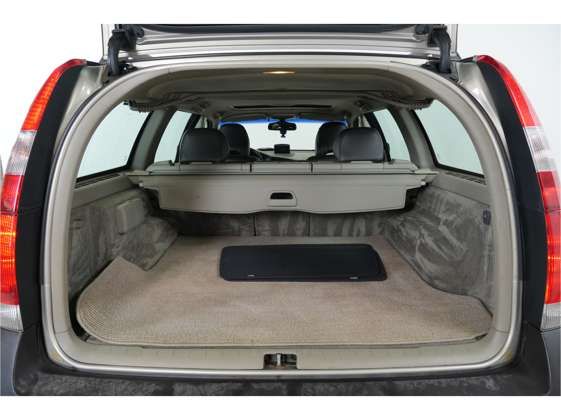 Volvo V70 Cross Country 2.4 T Geartr. Comf. | Blijvend Youngtimer | Trekhaak | Lage stand |